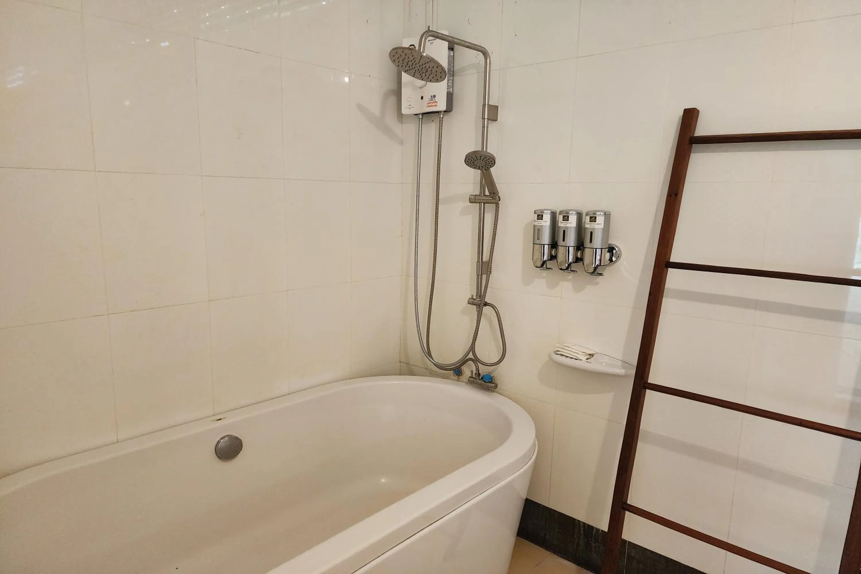 Shower in Karaboon Wellness