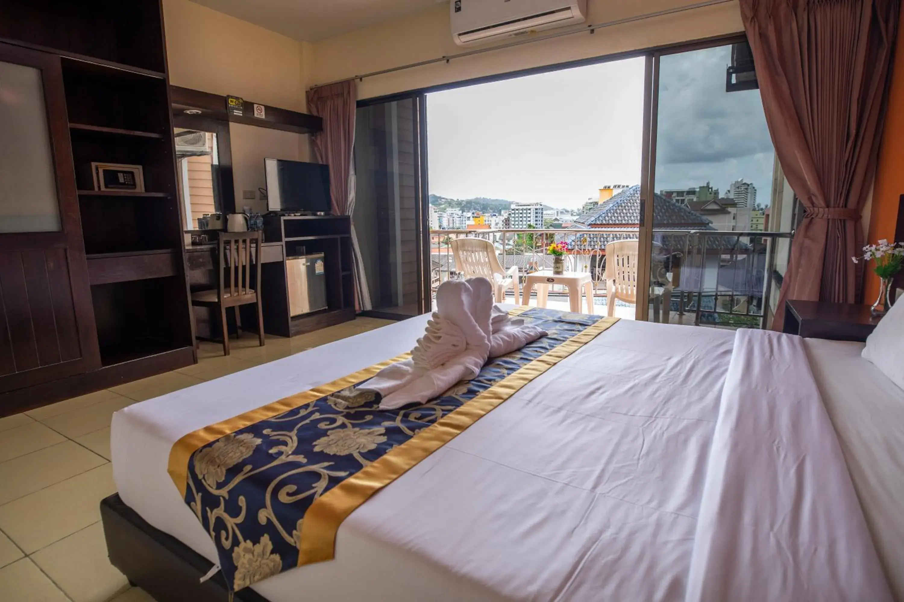 King Room with Balcony in Lily Holiday hotel 百合假日酒店 King Room with Balcony in Lily Holiday hotel 百合假日酒店