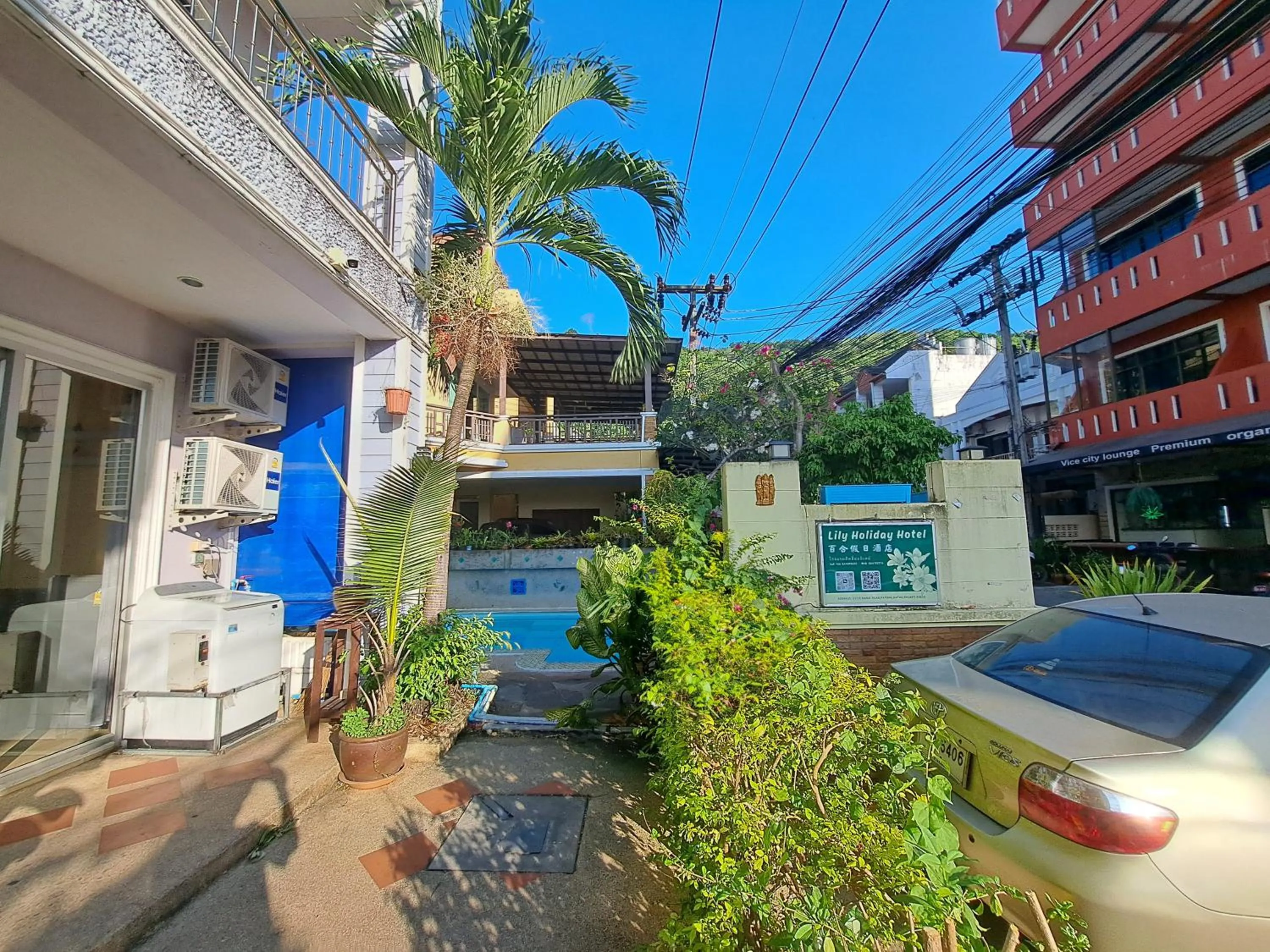 Property building in Lily Holiday hotel 百合假日酒店