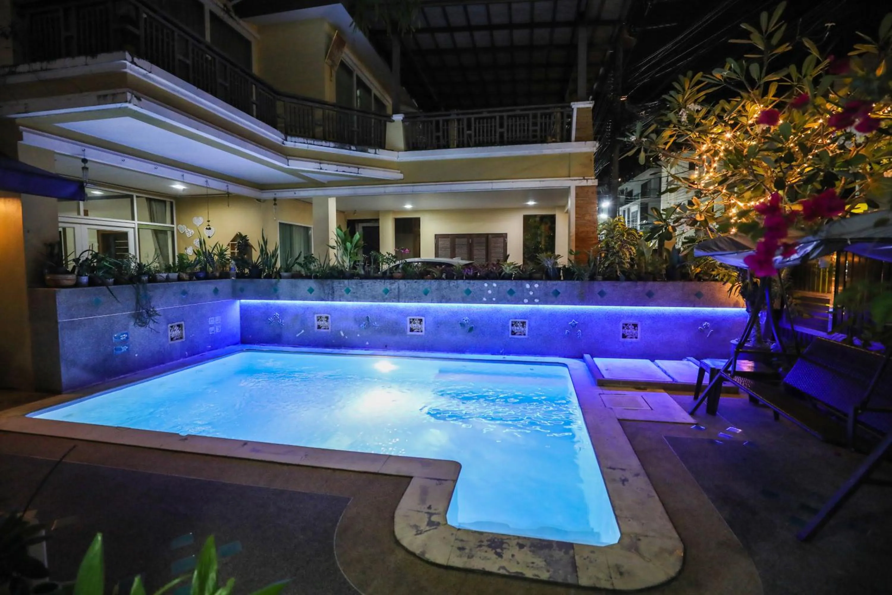 Swimming pool in Lily Holiday hotel 百合假日酒店