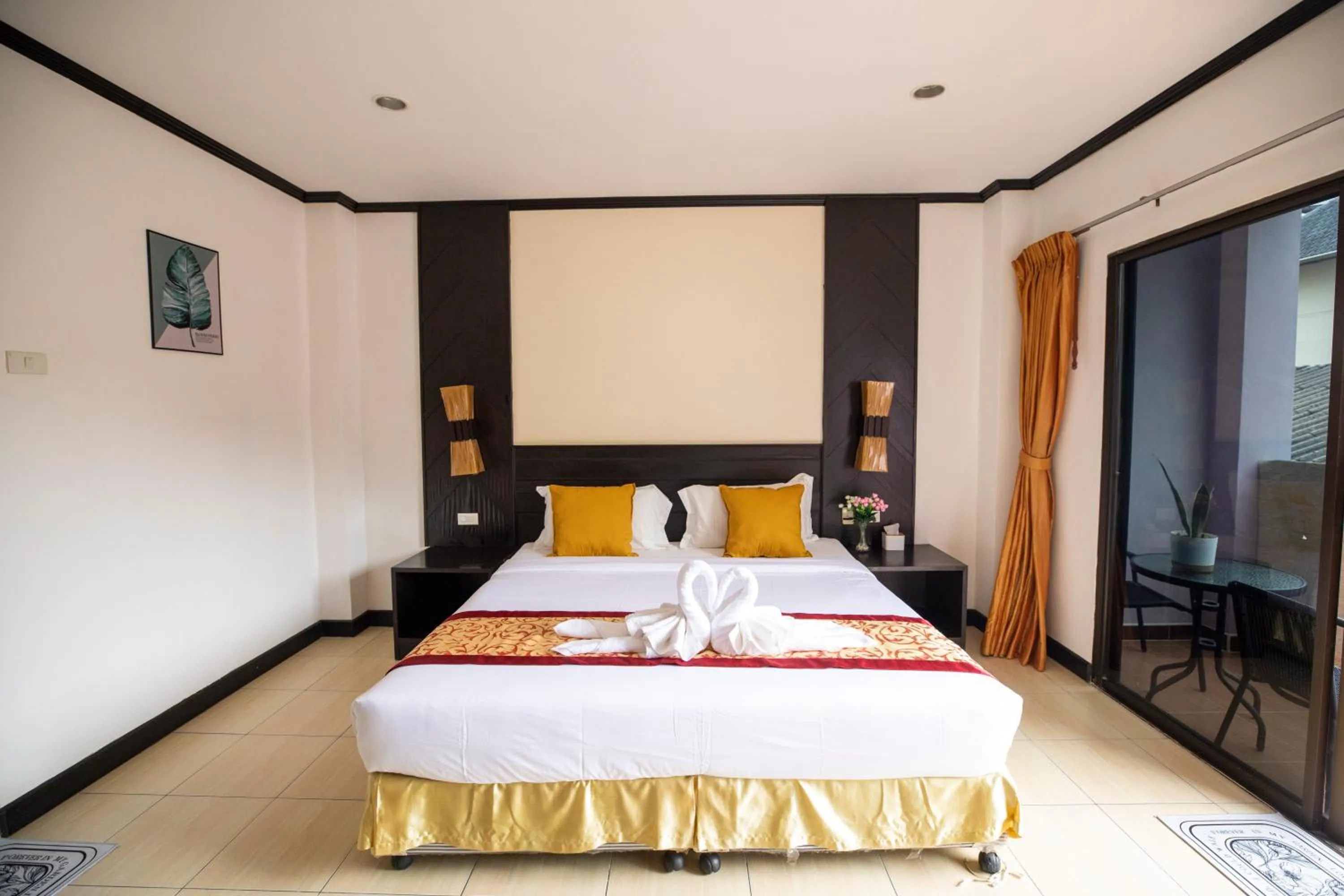 Property building, Bed in Lily Holiday hotel 百合假日酒店