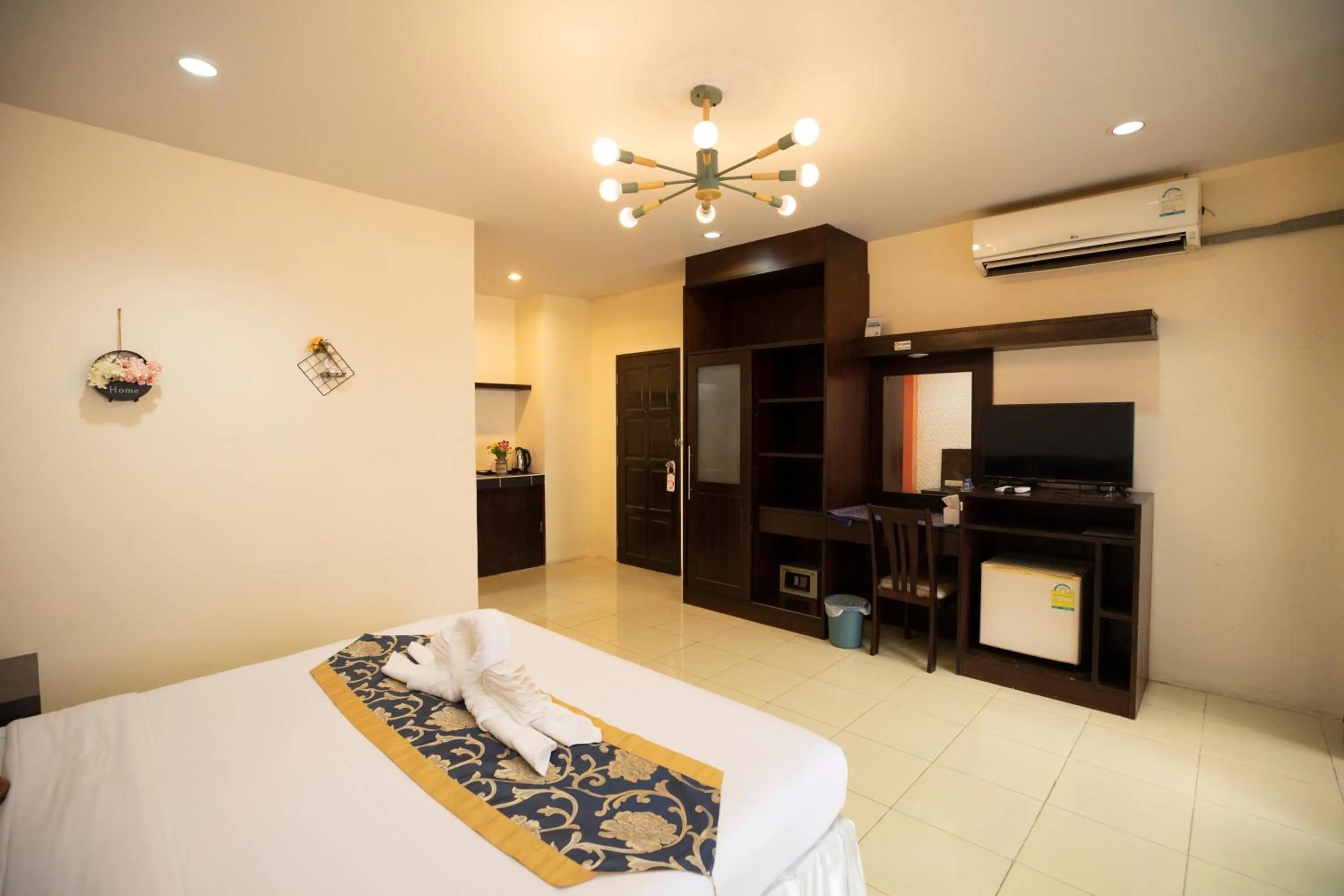 Bedroom, Bed in Lily Holiday hotel 百合假日酒店