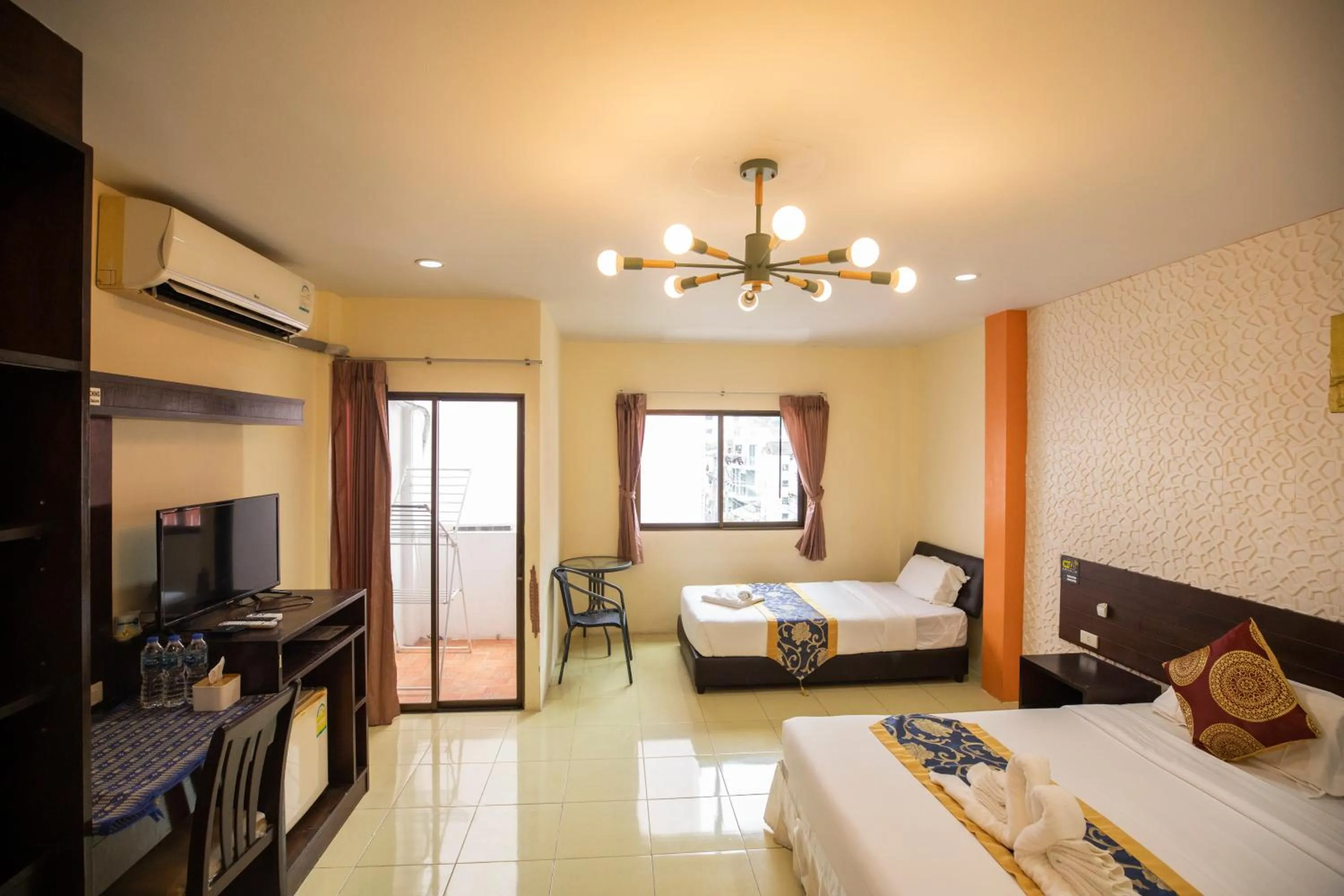 Photo of the whole room, Bed in Lily Holiday hotel 百合假日酒店