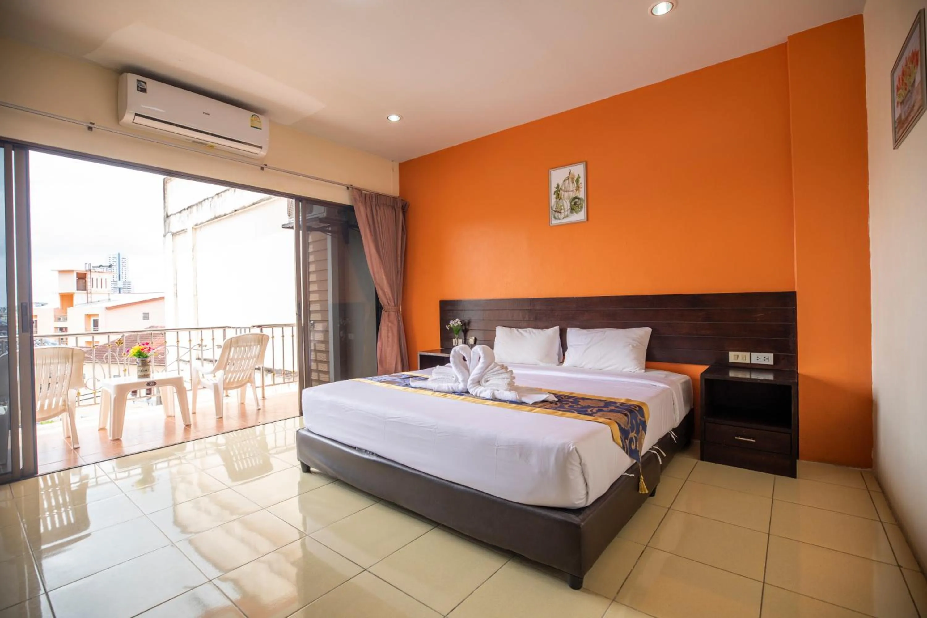 King Room with Balcony in Lily Holiday hotel 百合假日酒店