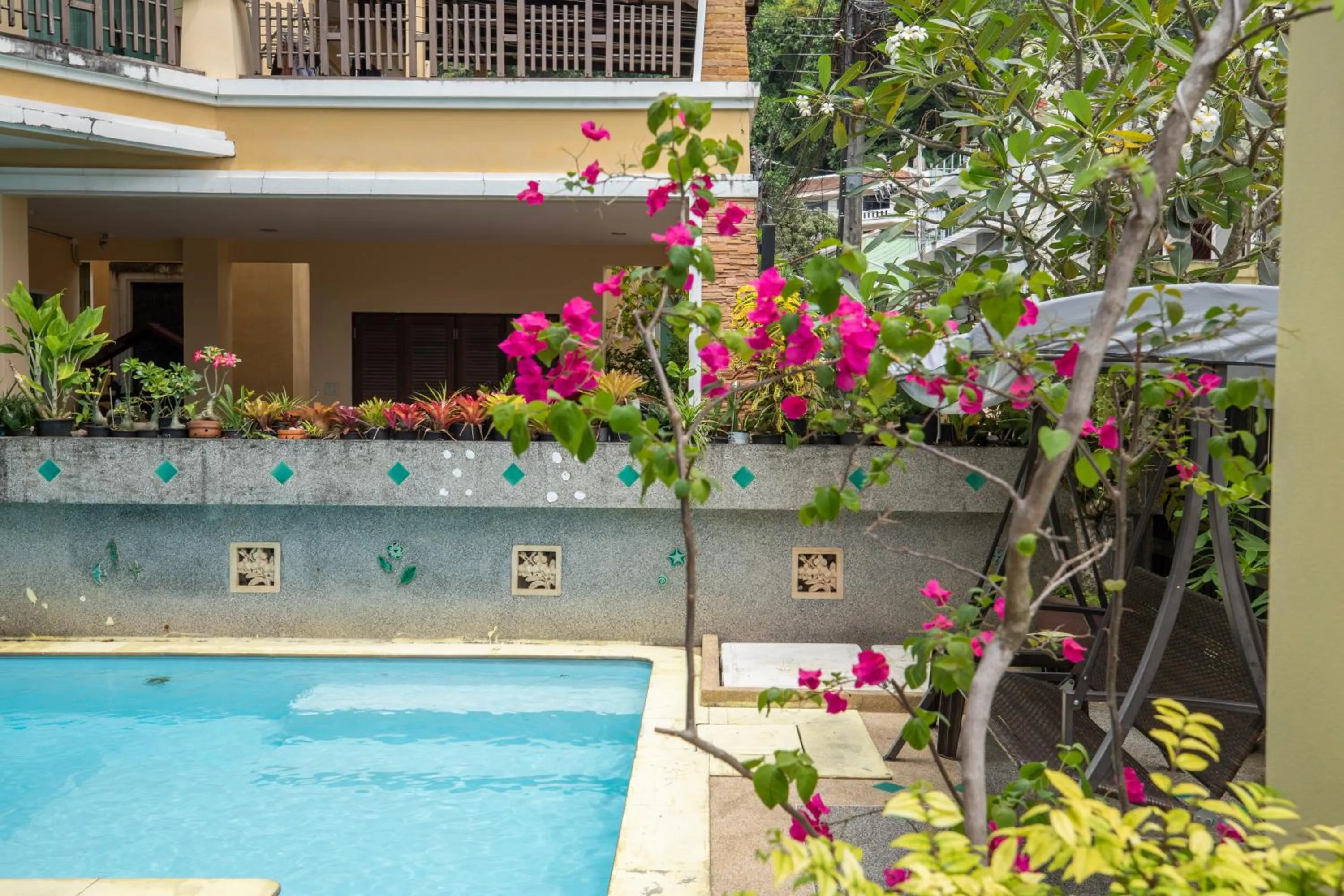 Property building in Lily Holiday hotel 百合假日酒店