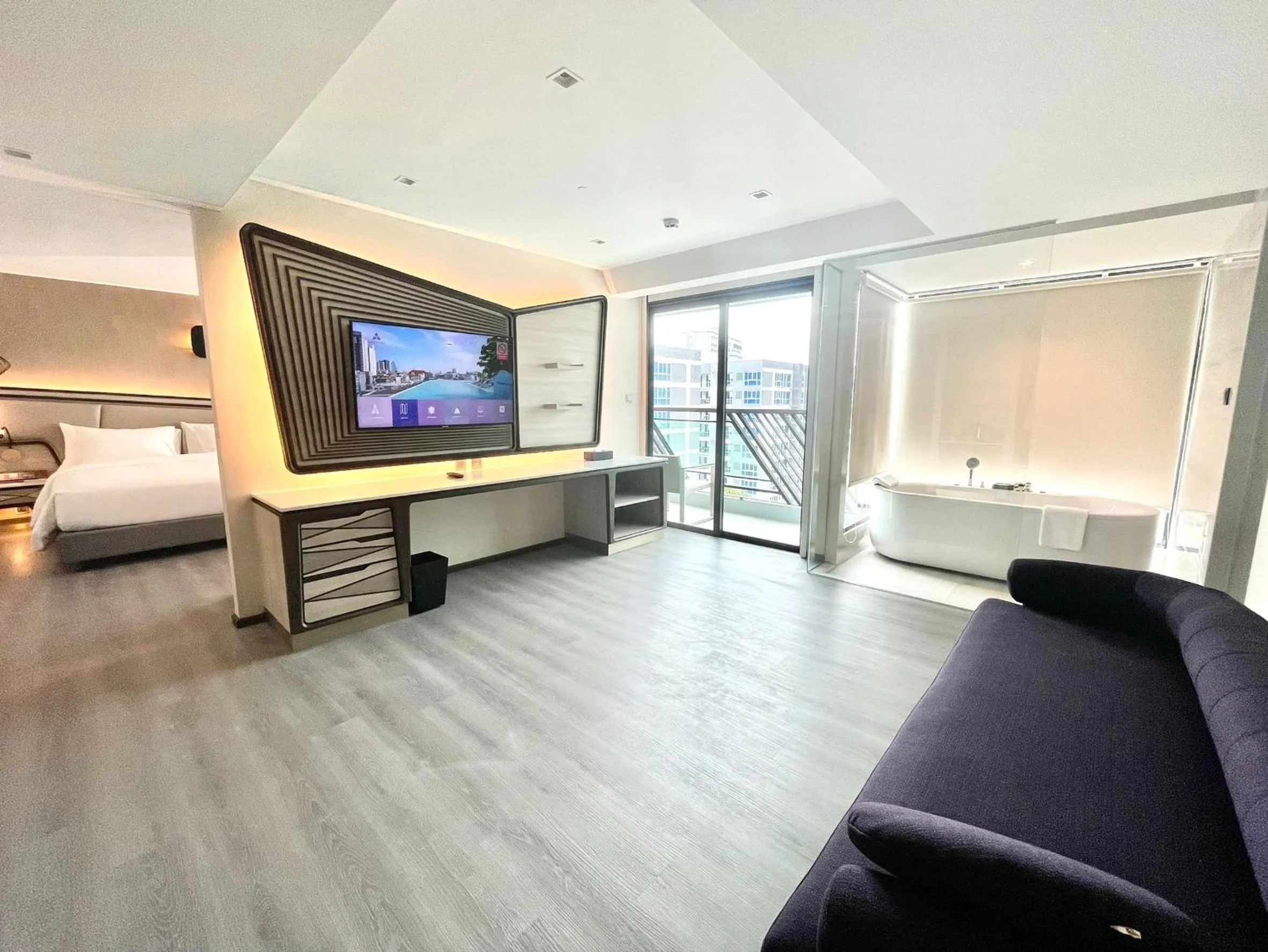 Living room, Bed in Amethyst Hotel Pattaya