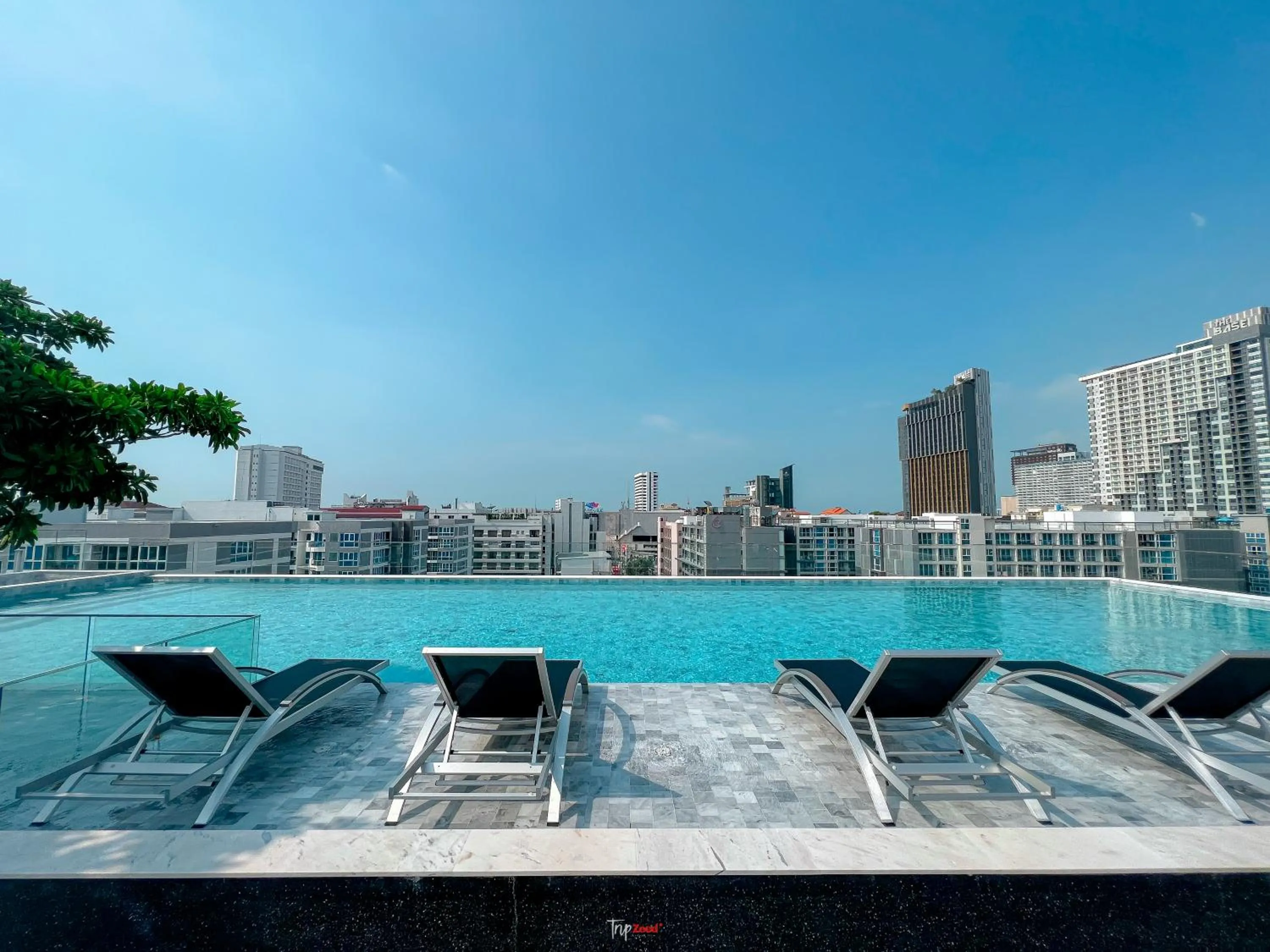 Swimming pool in Amethyst Hotel Pattaya