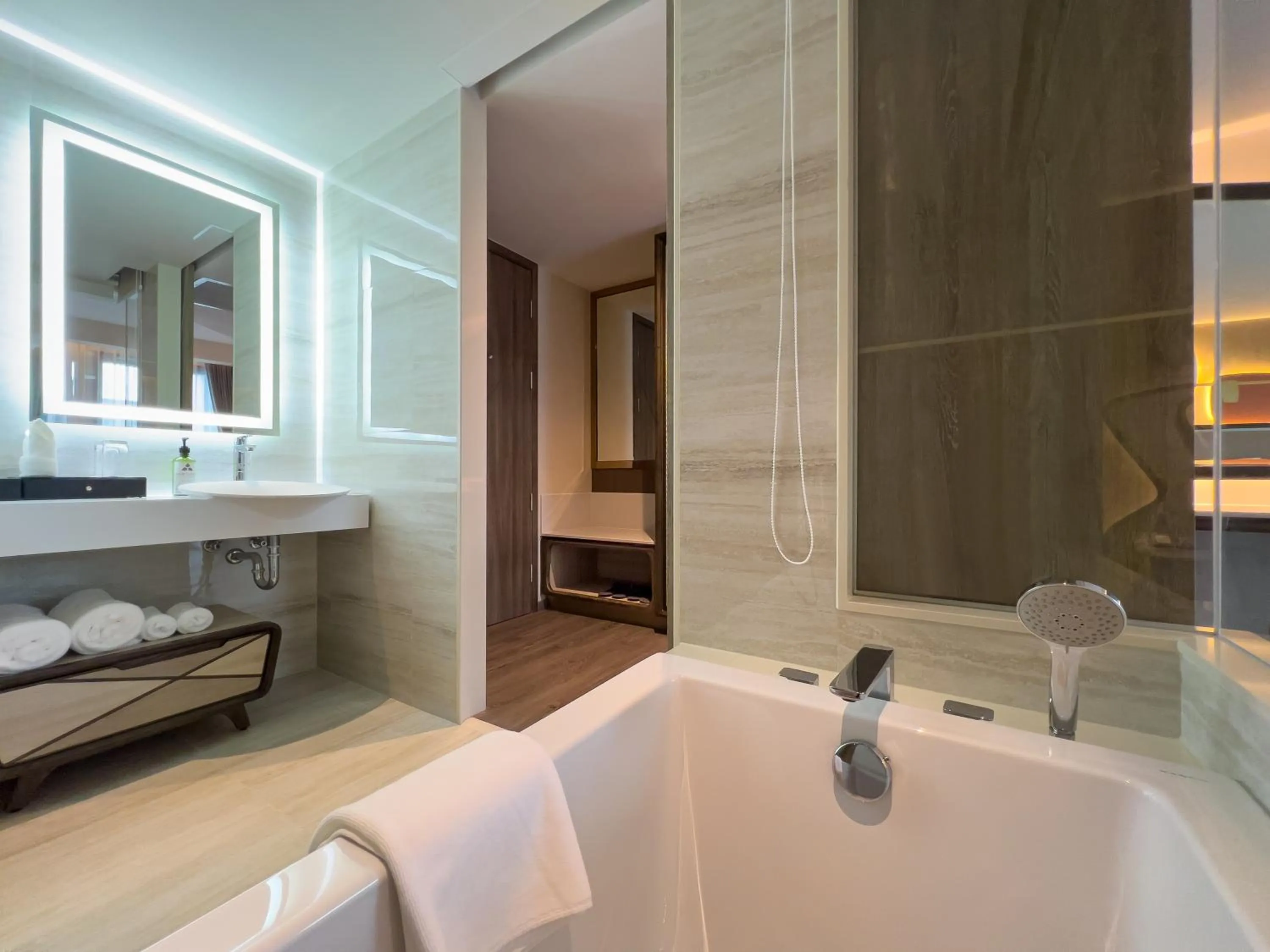 Bath in Amethyst Hotel Pattaya