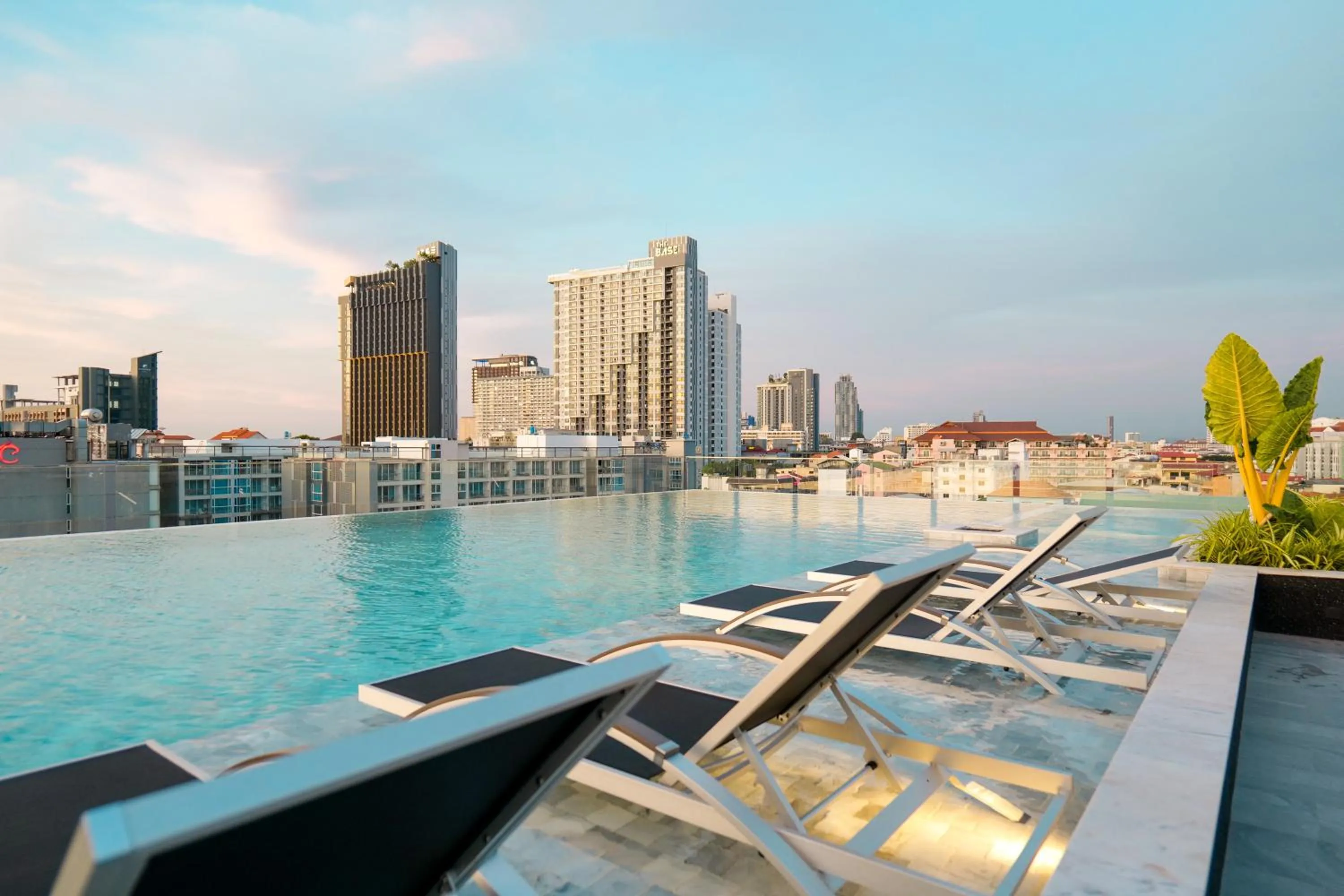 Swimming pool in Amethyst Hotel Pattaya