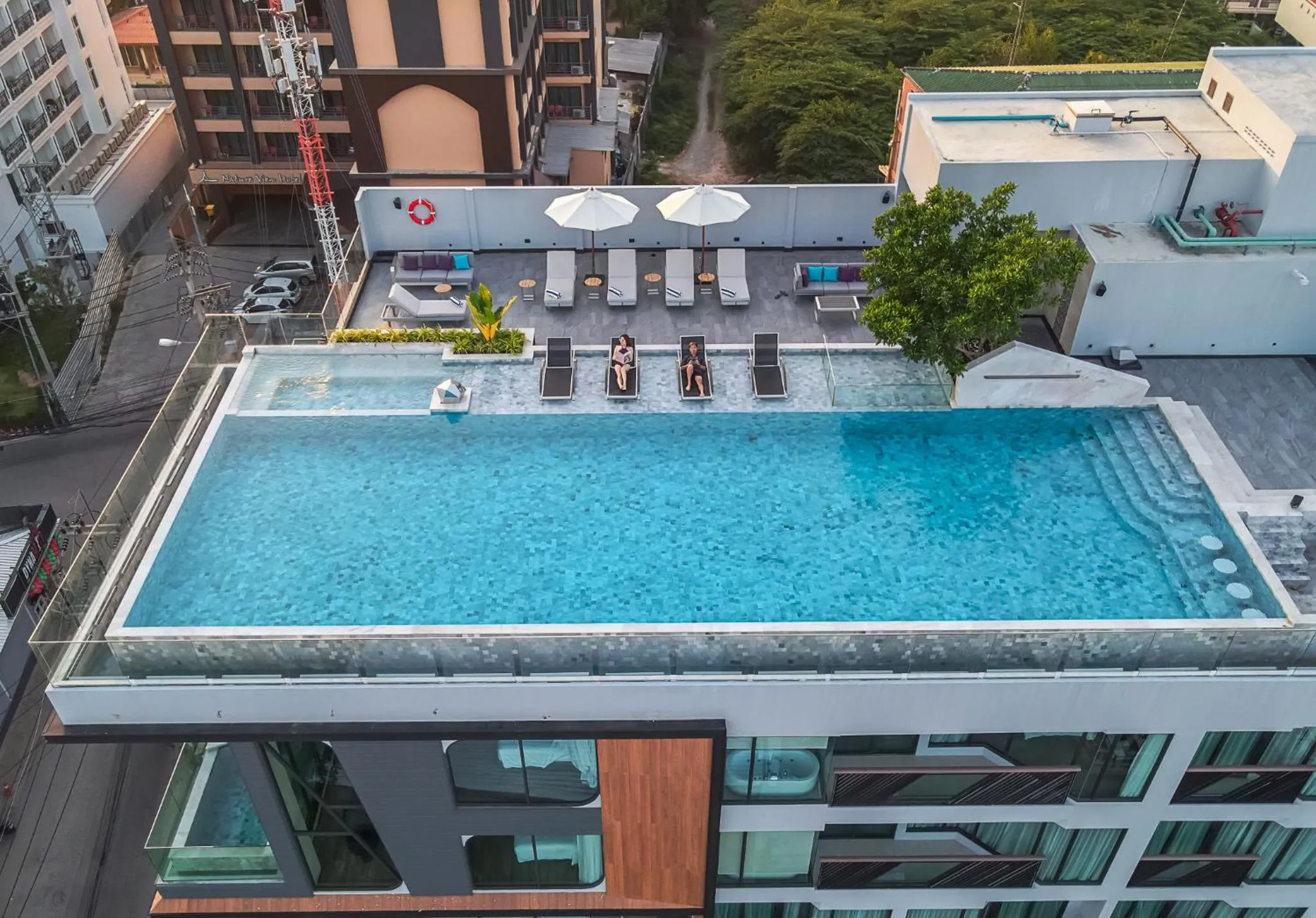 Swimming pool in Amethyst Hotel Pattaya