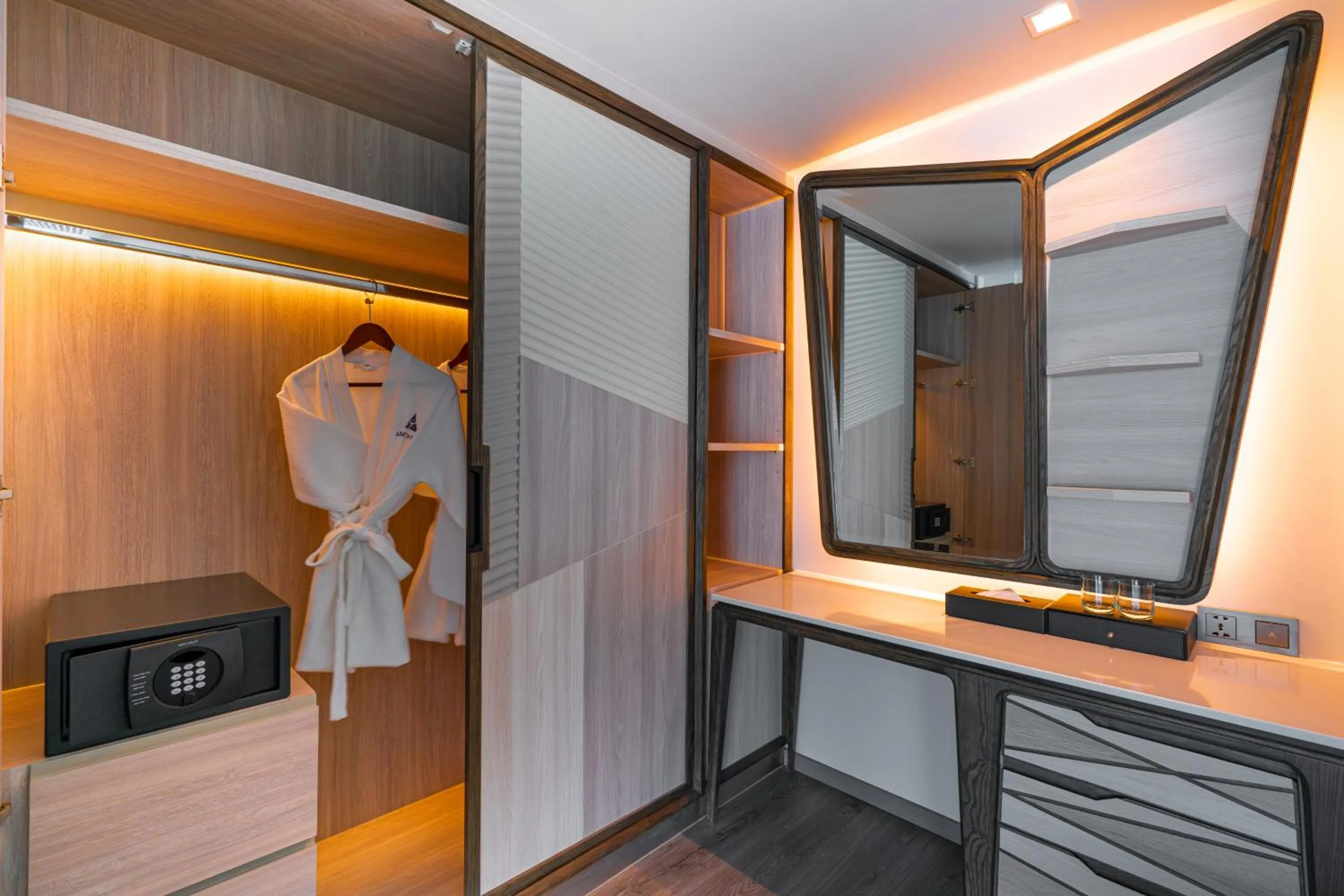 wardrobe in Amethyst Hotel Pattaya