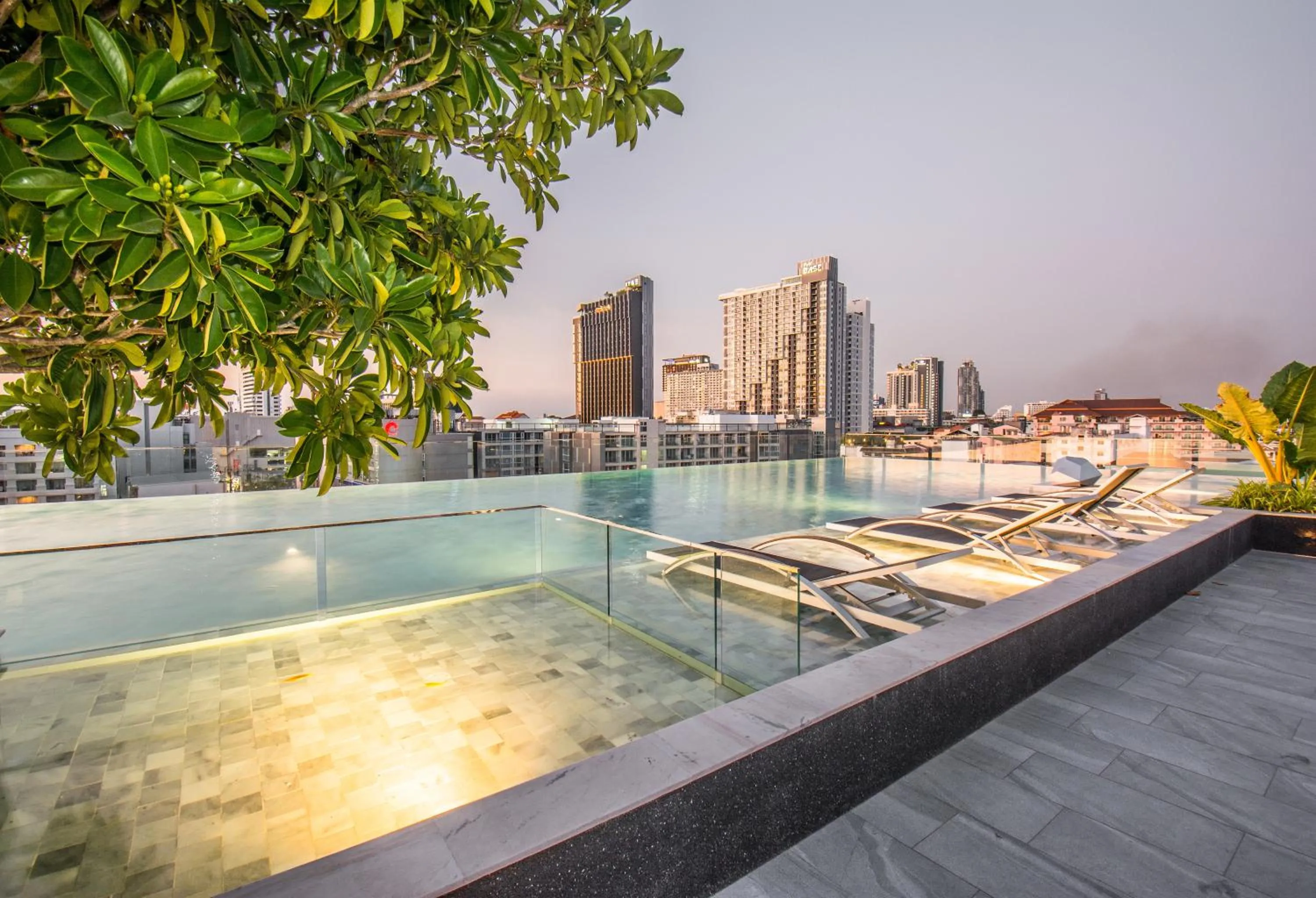 Swimming pool in Amethyst Hotel Pattaya