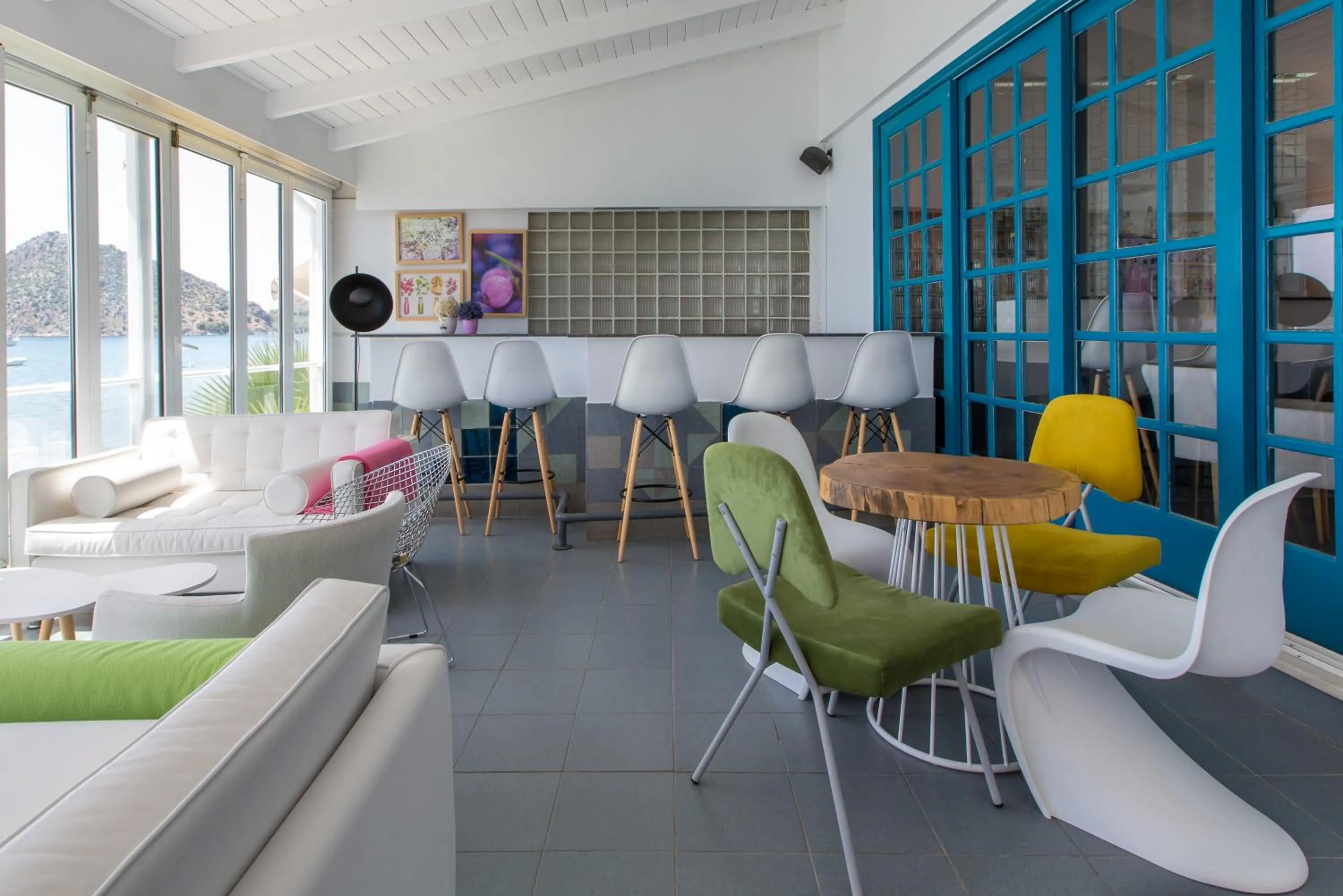 Lounge or bar in Flisvos Hotel