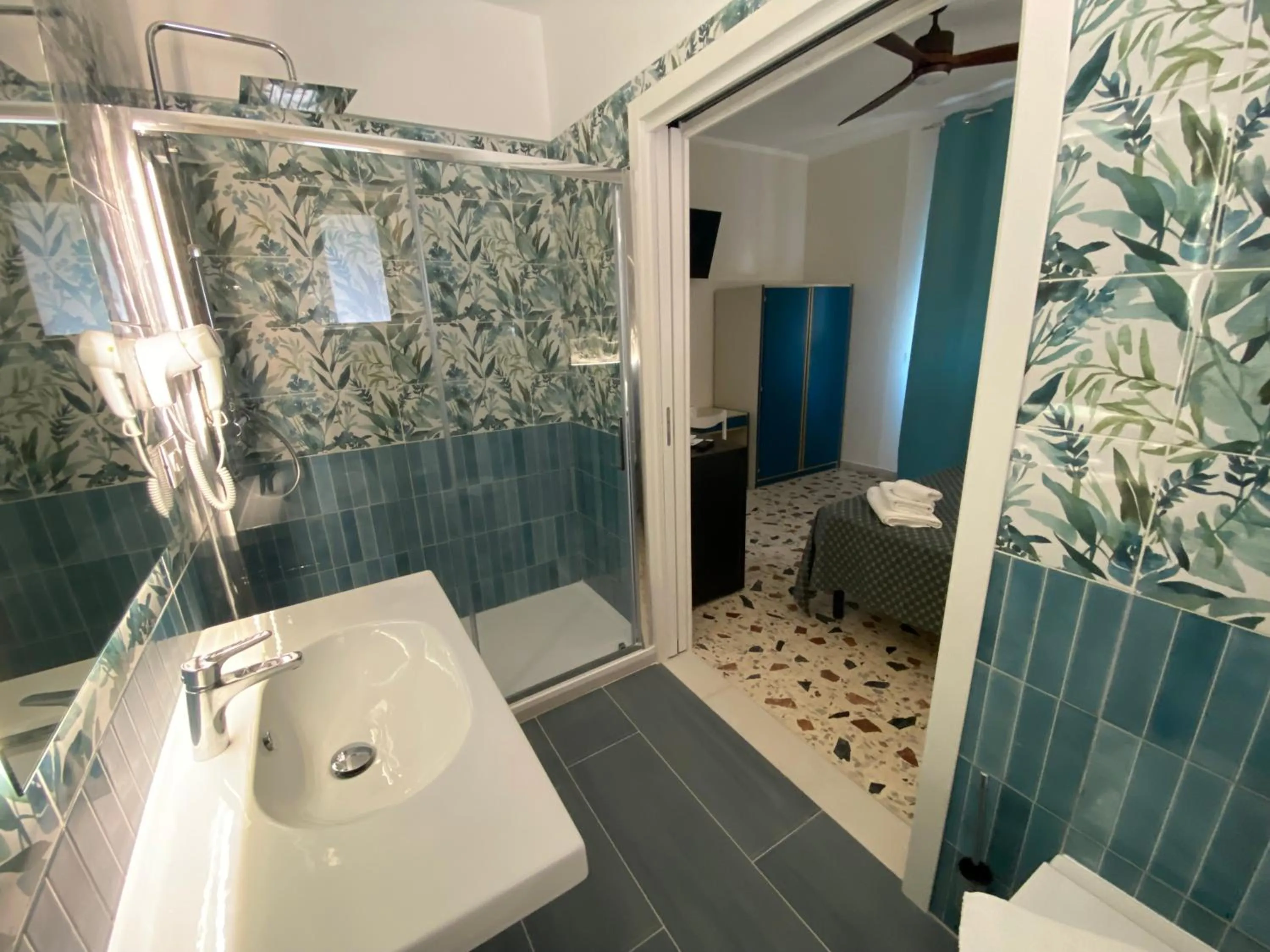 Shower in Cinquestelle Albergo del centro storico