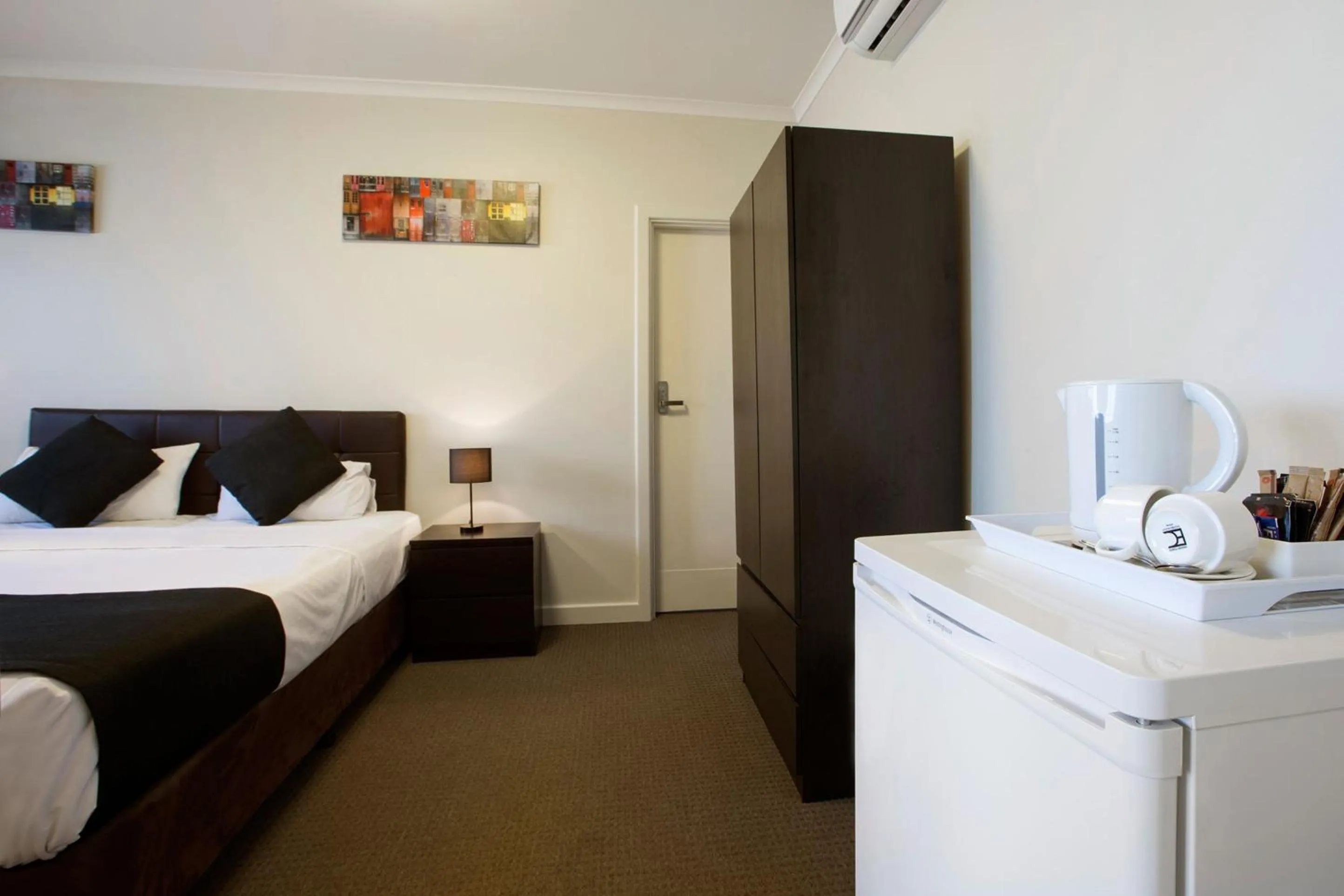 Photo of the whole room, Bed in Enfield Hotel