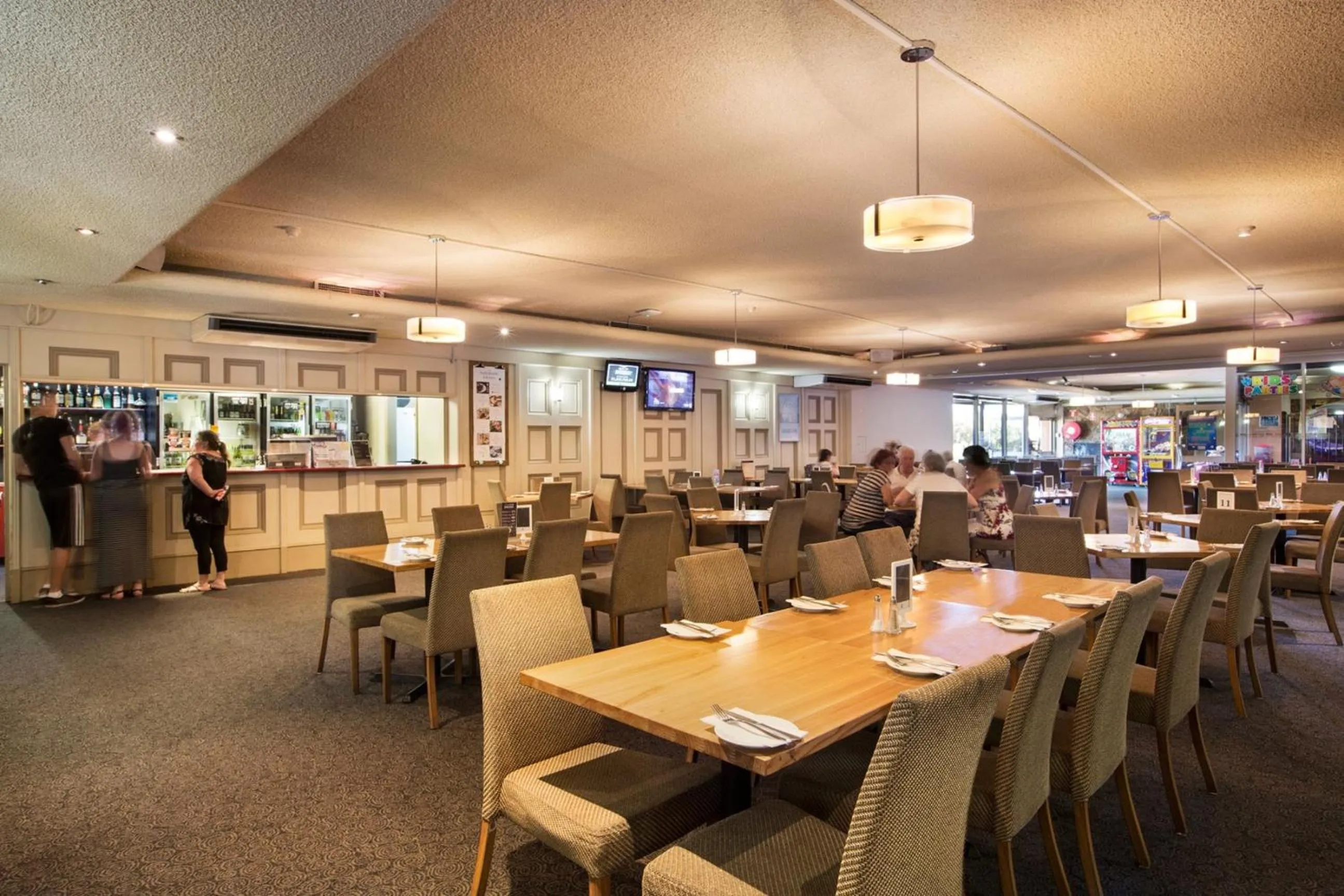 Restaurant/places to eat in Enfield Hotel