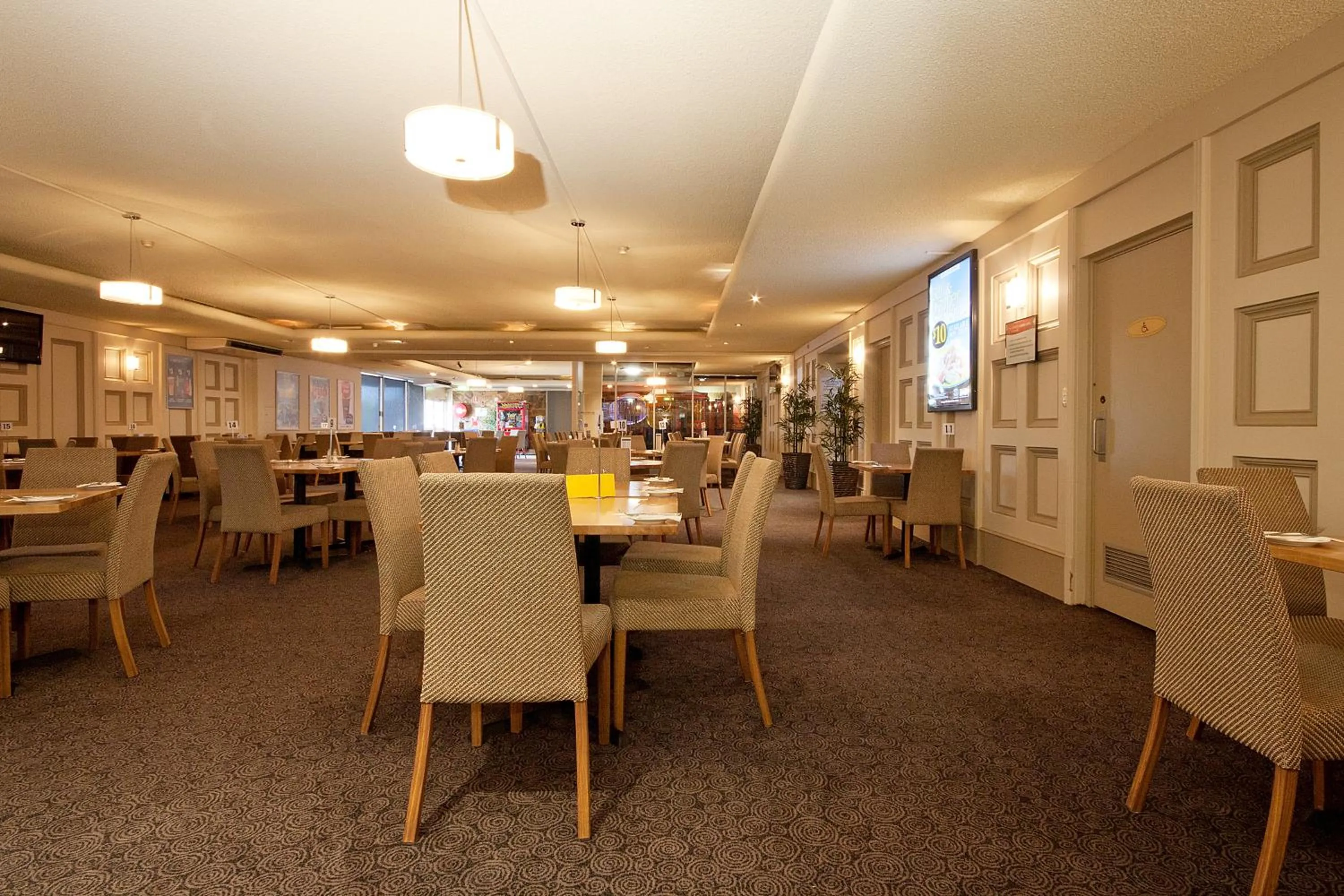 Restaurant/places to eat in Enfield Hotel