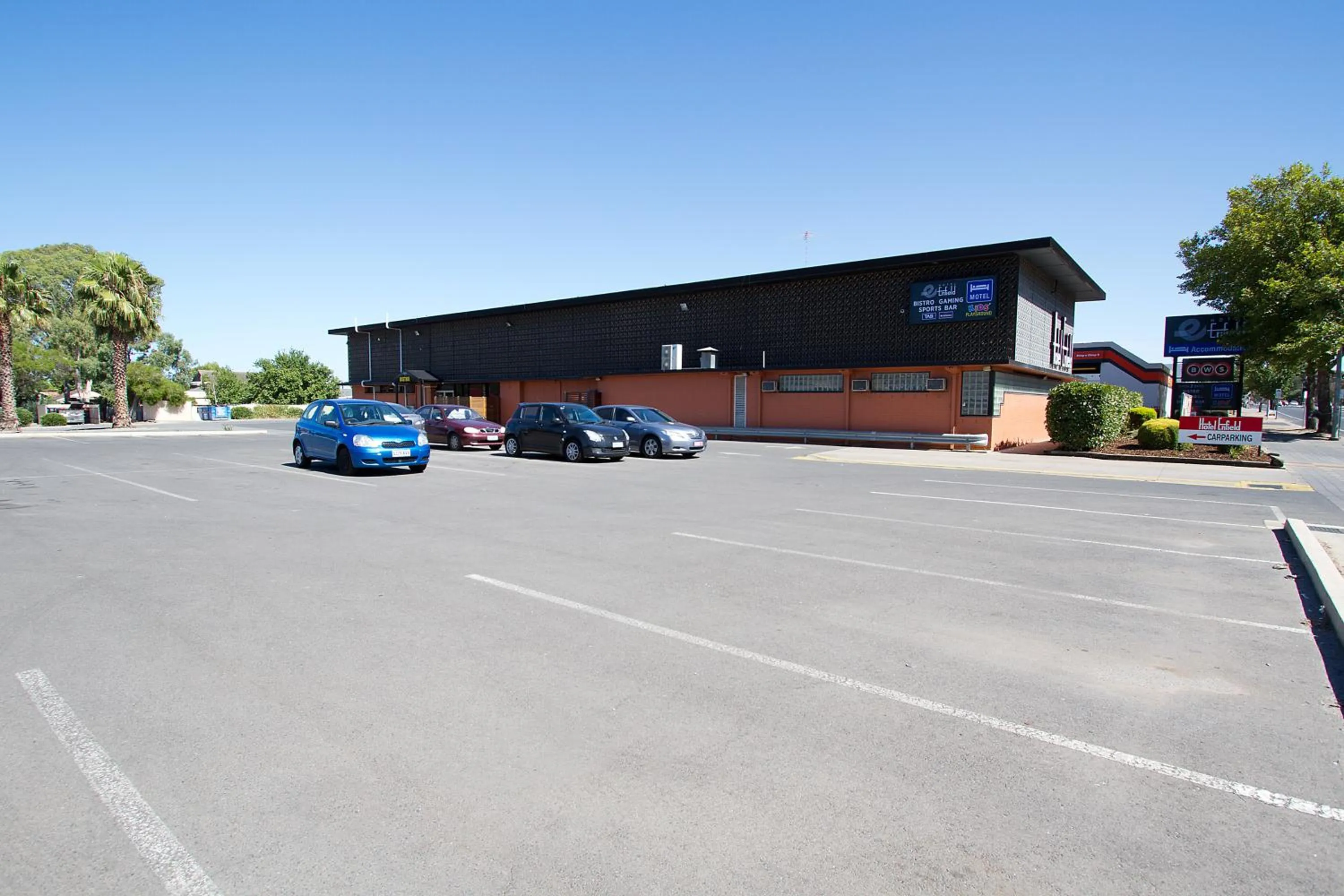 Facade/entrance in Enfield Hotel