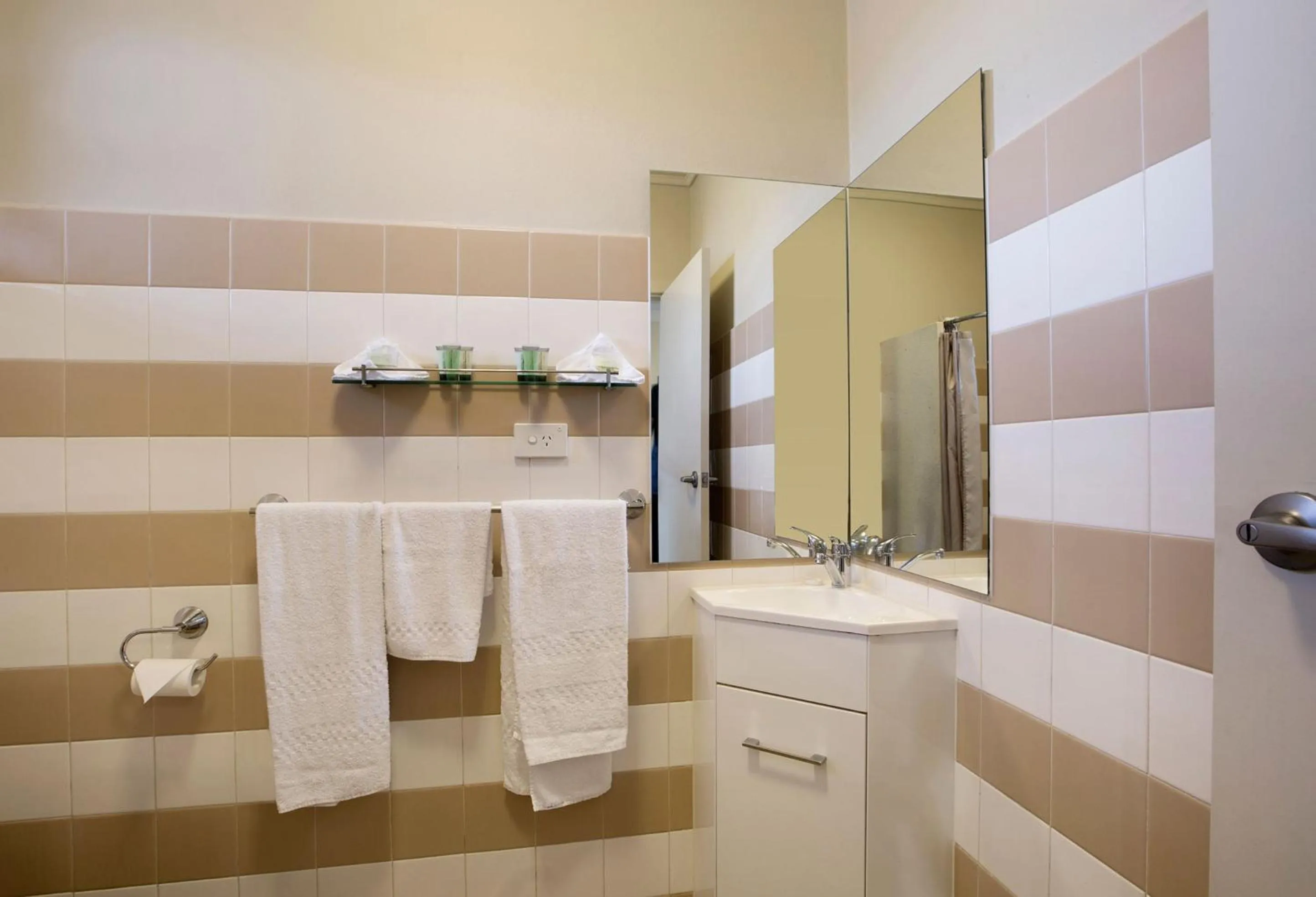 Photo of the whole room in Enfield Hotel