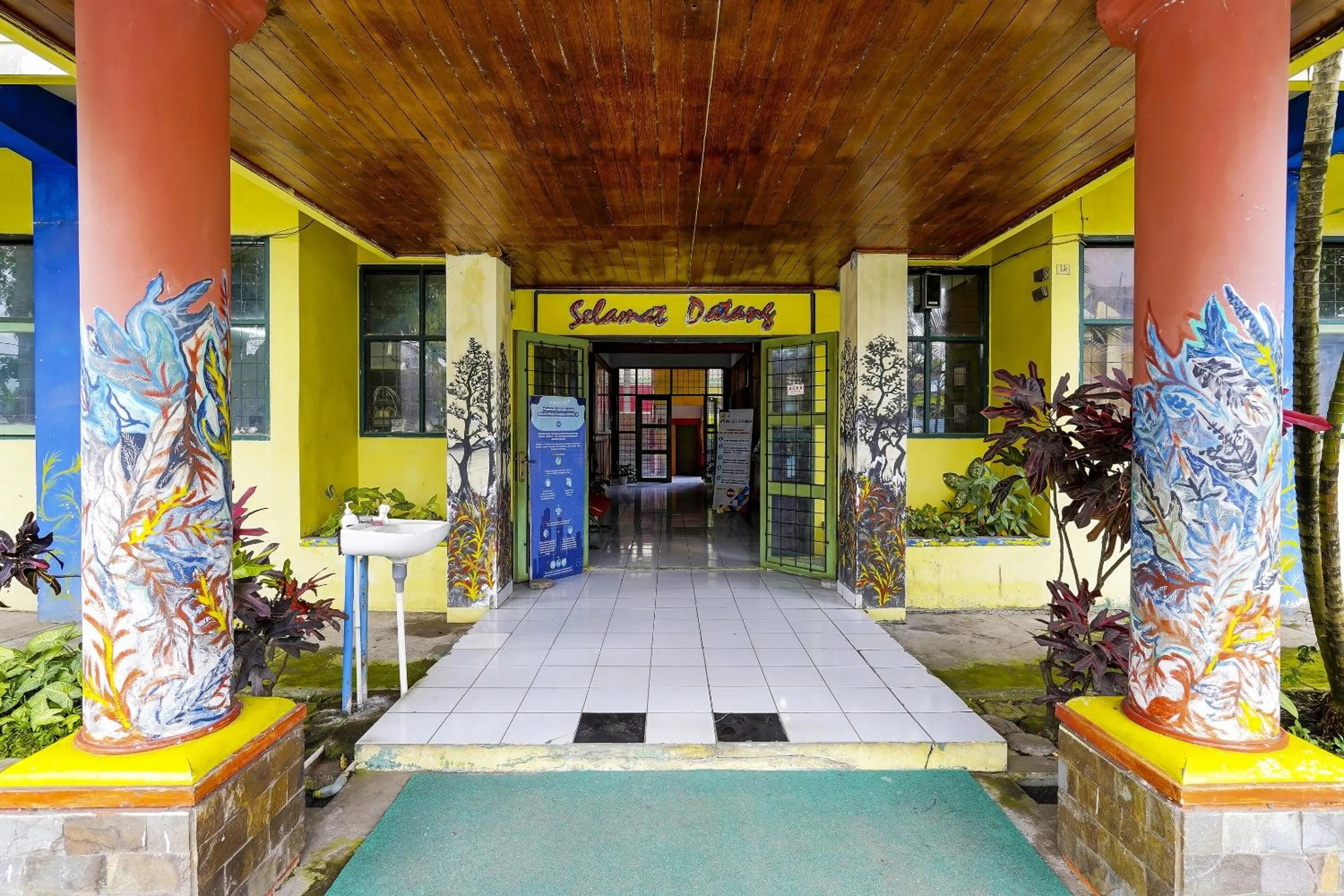 Facade/entrance in Hotel O Wisma Lec Syariah