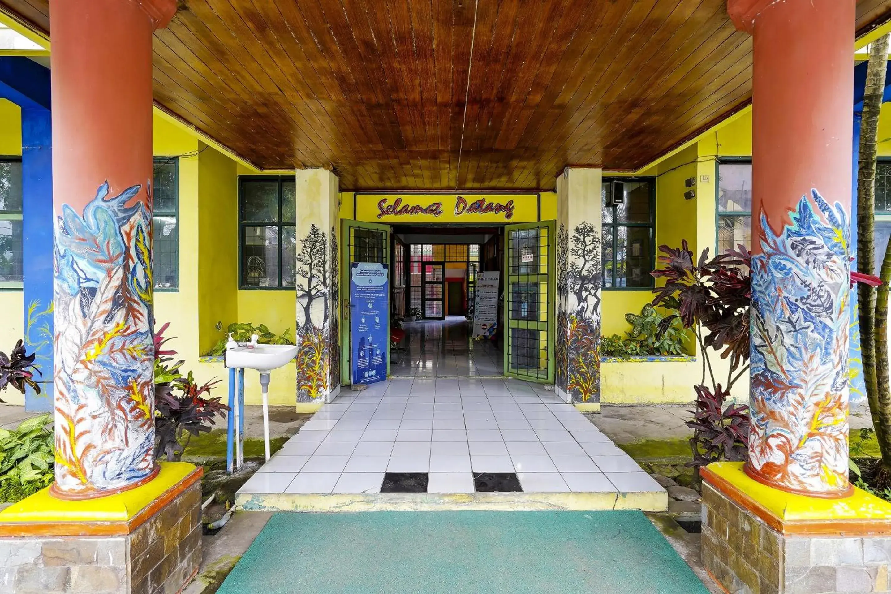 Facade/entrance in Hotel O Wisma Lec Syariah Facade/entrance in Hotel O Wisma Lec Syariah