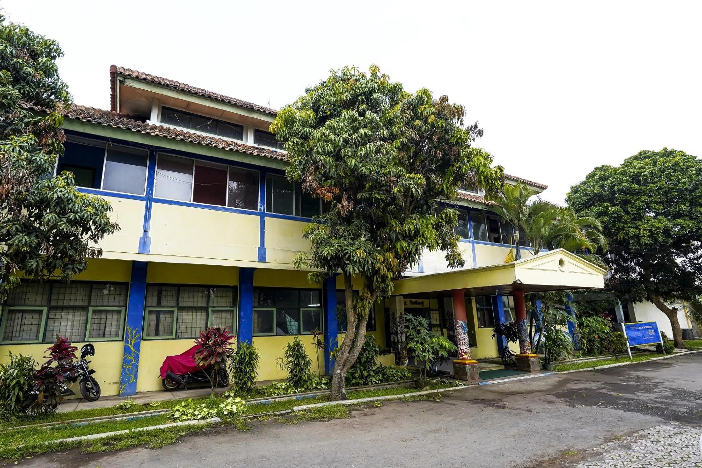 Facade/entrance in Hotel O Wisma Lec Syariah