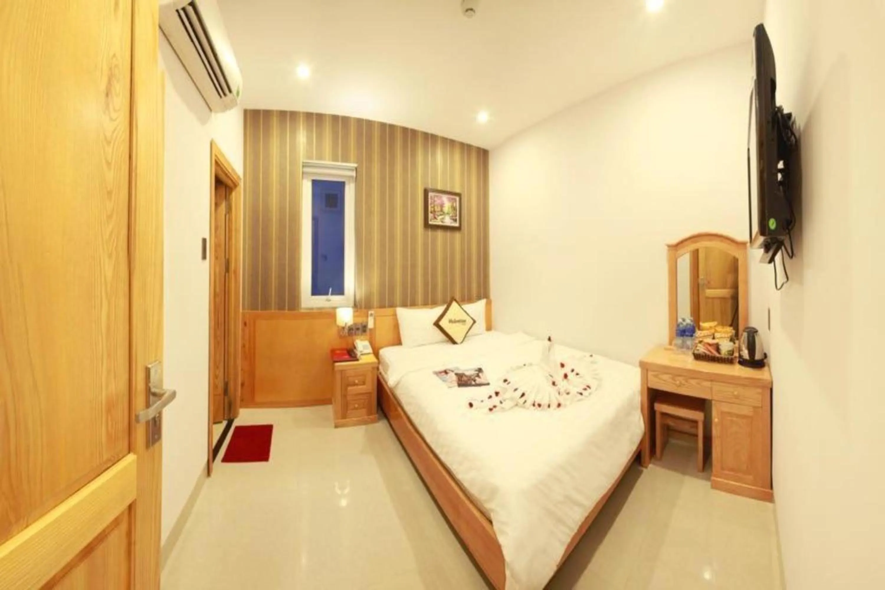 Bedroom, Bed in Valentine Hotel