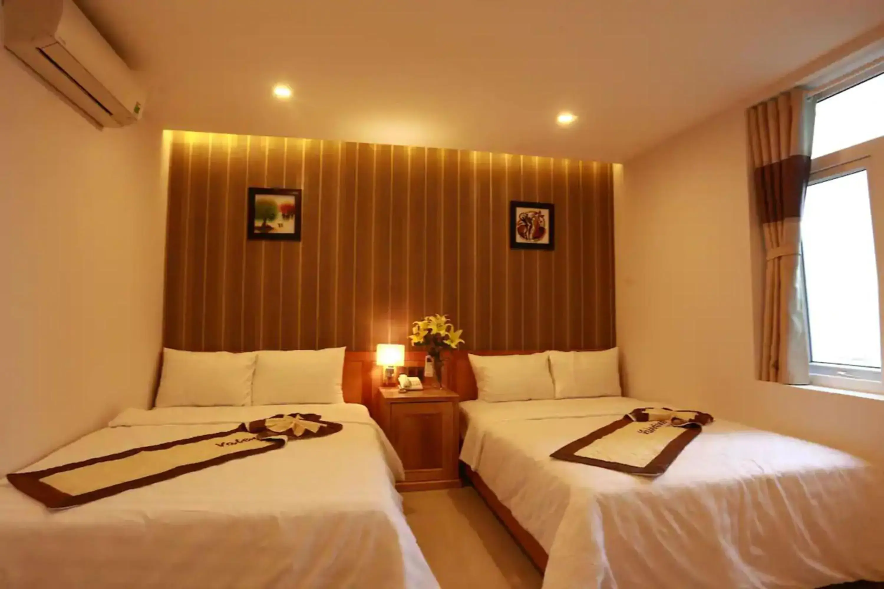 Bedroom, Bed in Valentine Hotel Bedroom, Bed in Valentine Hotel