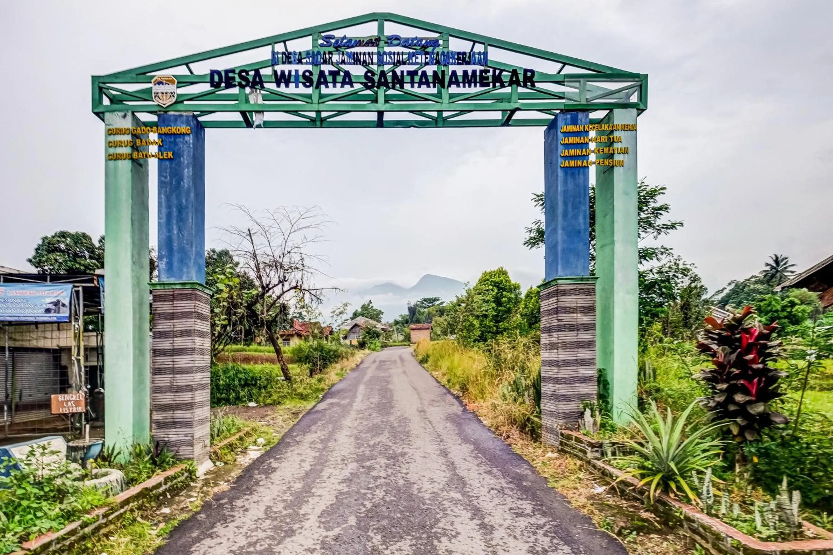 Facade/entrance in Hotel O Desa Wisata Santanamekar