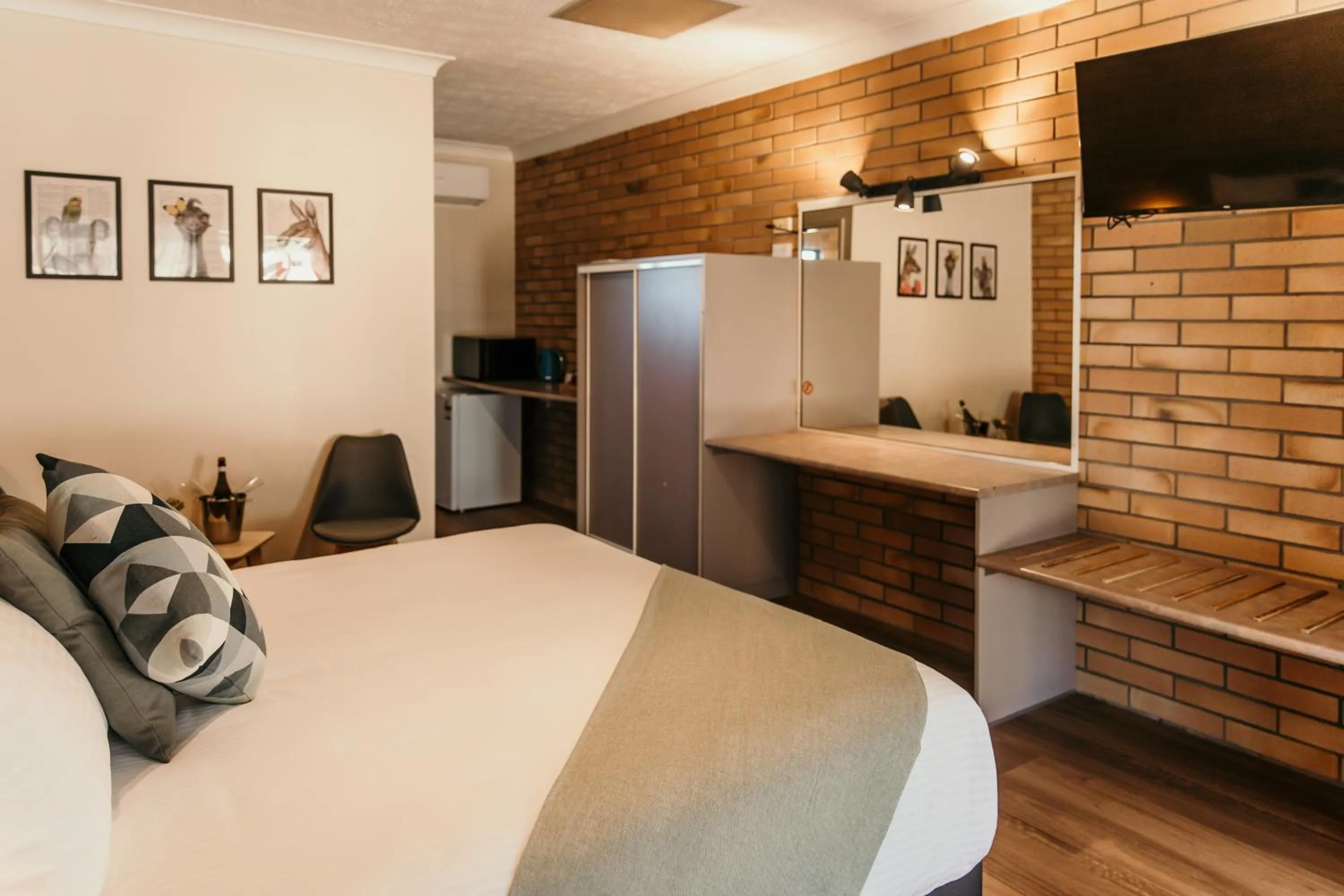 TV and multimedia, Bed in Oasis Motor Inn Blackall