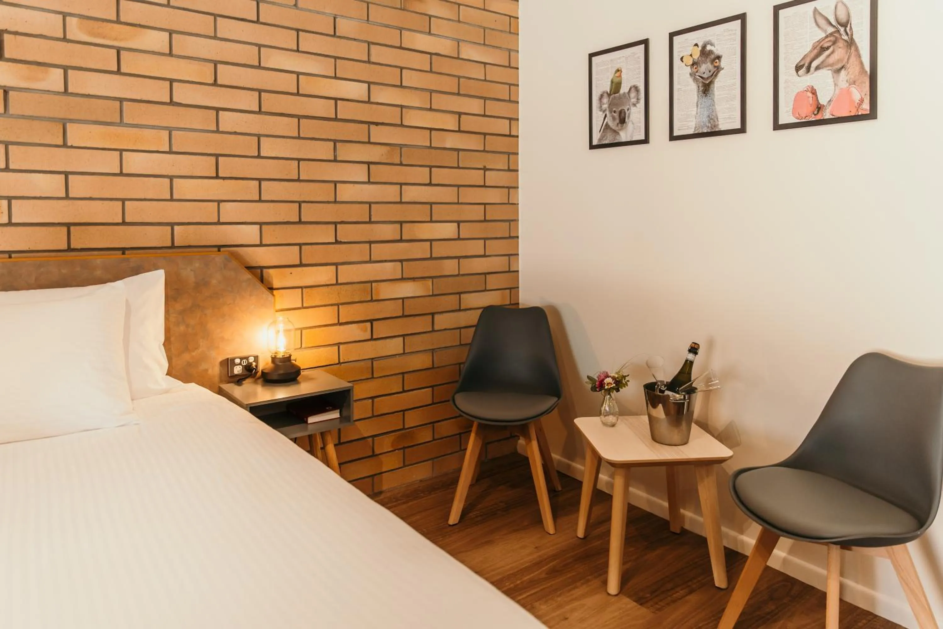 Seating area, Bed in Oasis Motor Inn Blackall