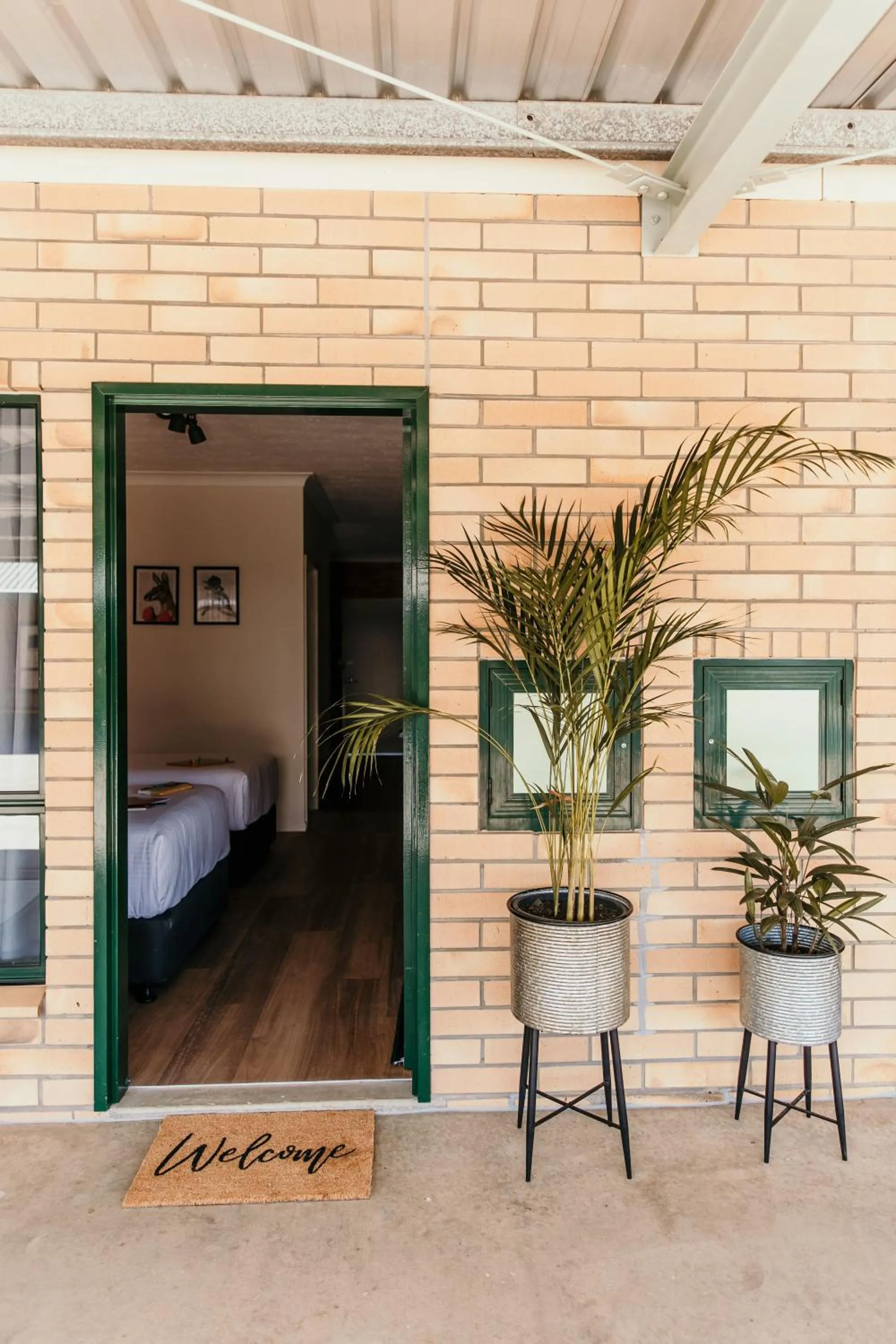 Property building, Bed in Oasis Motor Inn Blackall