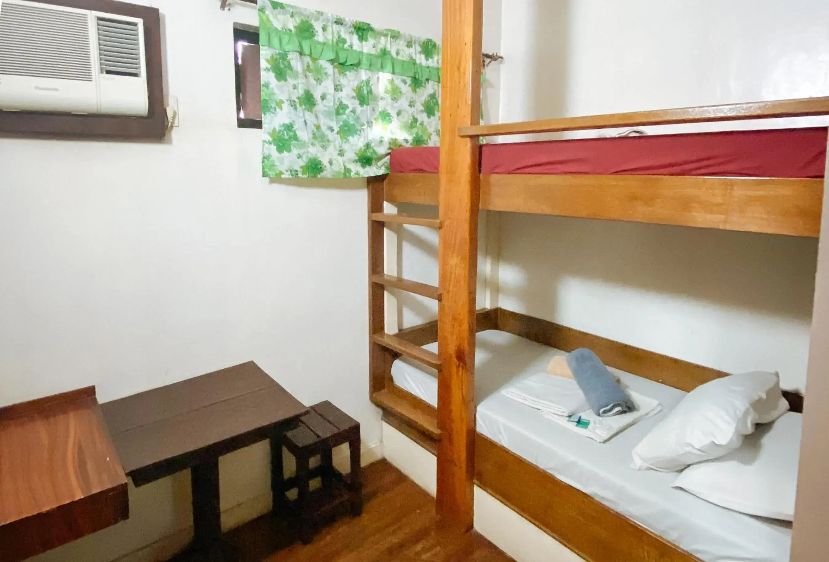 Bed in RedDoorz @ Sukitel Budget Hotel Nasugbu Bed in RedDoorz @ Sukitel Budget Hotel Nasugbu