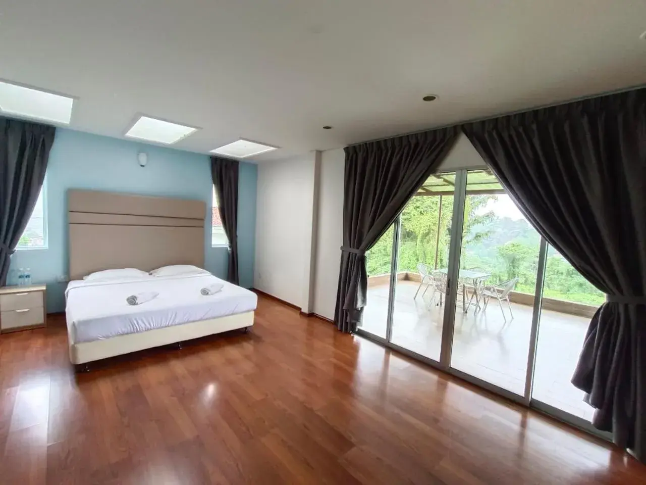 King Room with Balcony in Dear Dino Villa Cameron Highlands King Room with Balcony in Dear Dino Villa Cameron Highlands