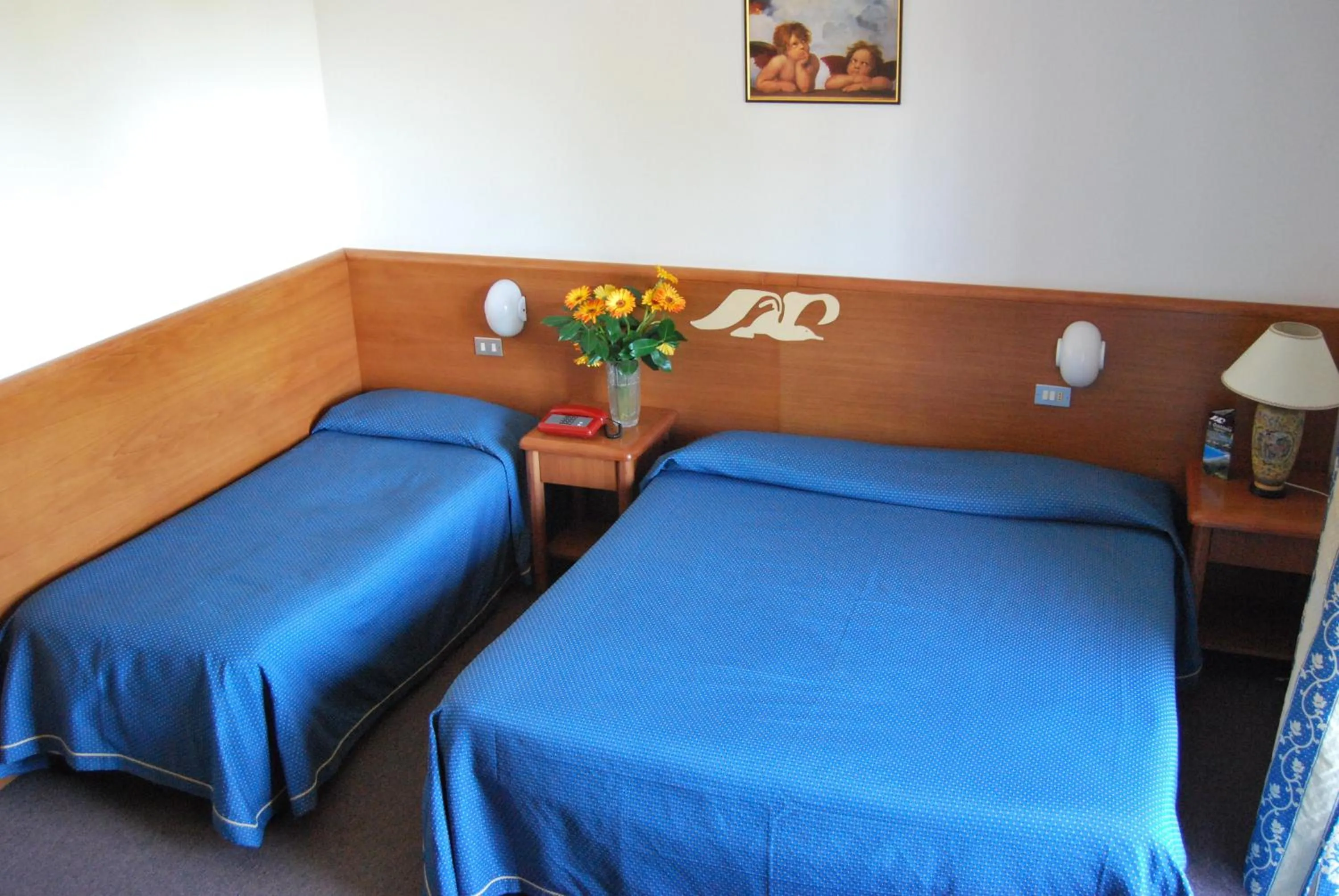 Shower, Bed in Hotel Ristorante Il Gabbiano