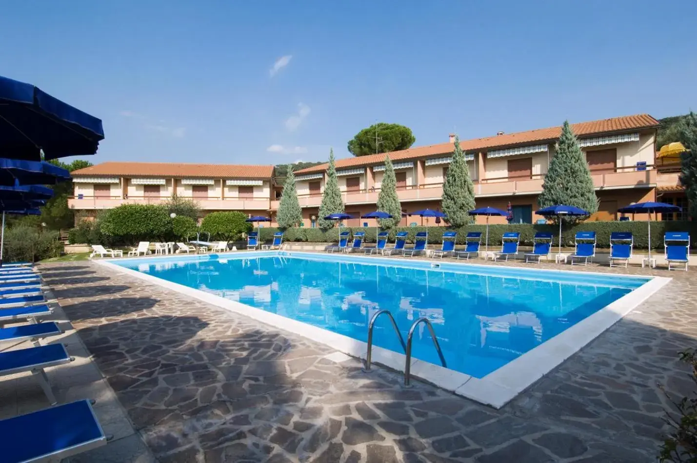 Property building, Swimming Pool in Hotel Ristorante Il Gabbiano
