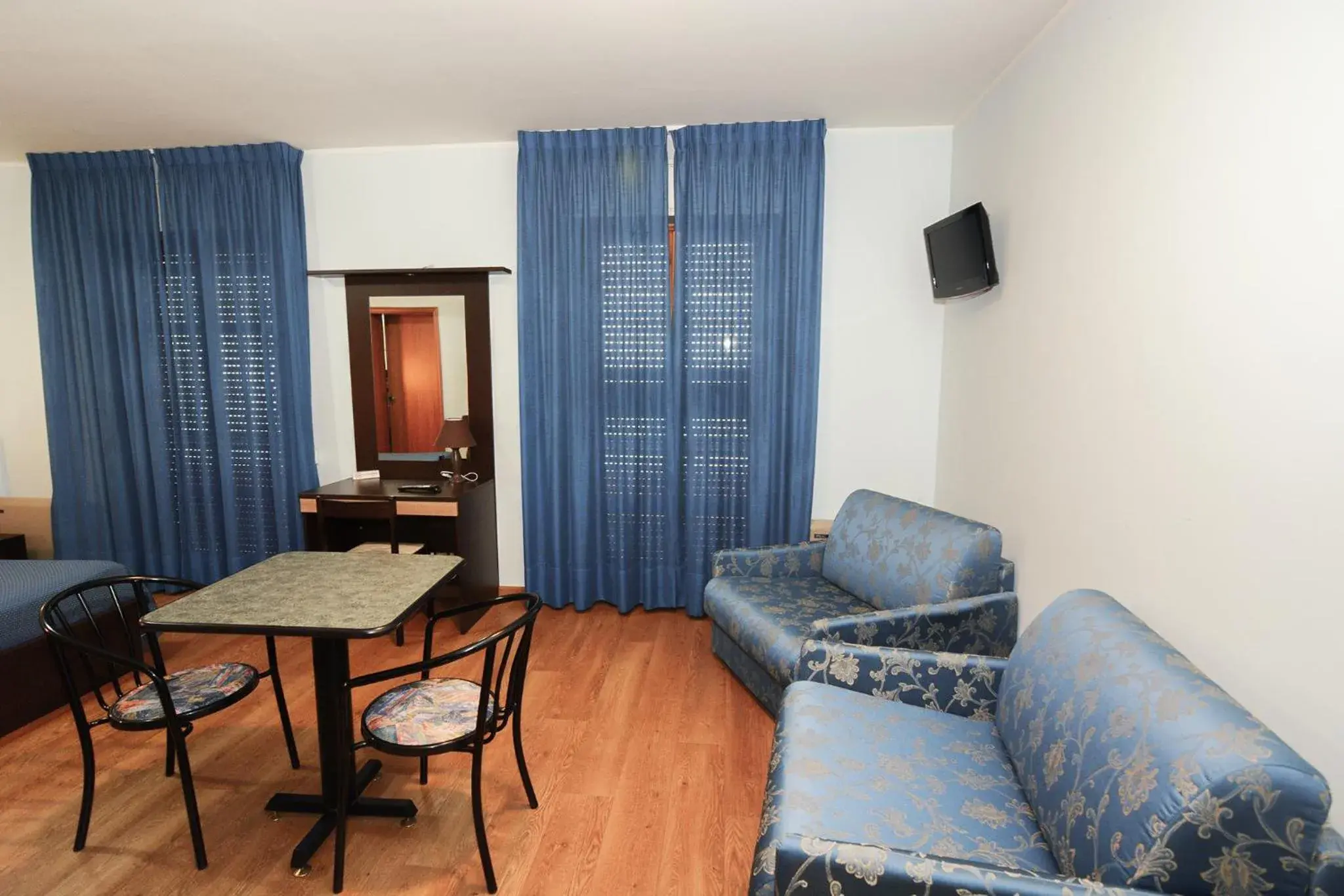 Photo of the whole room, Seating Area in Hotel Ristorante Il Gabbiano