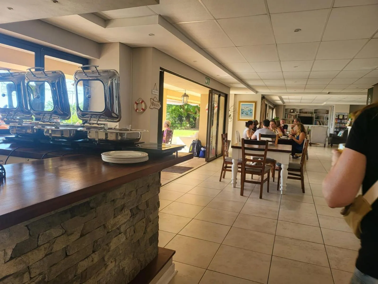 Restaurant/places to eat in Relax Inn