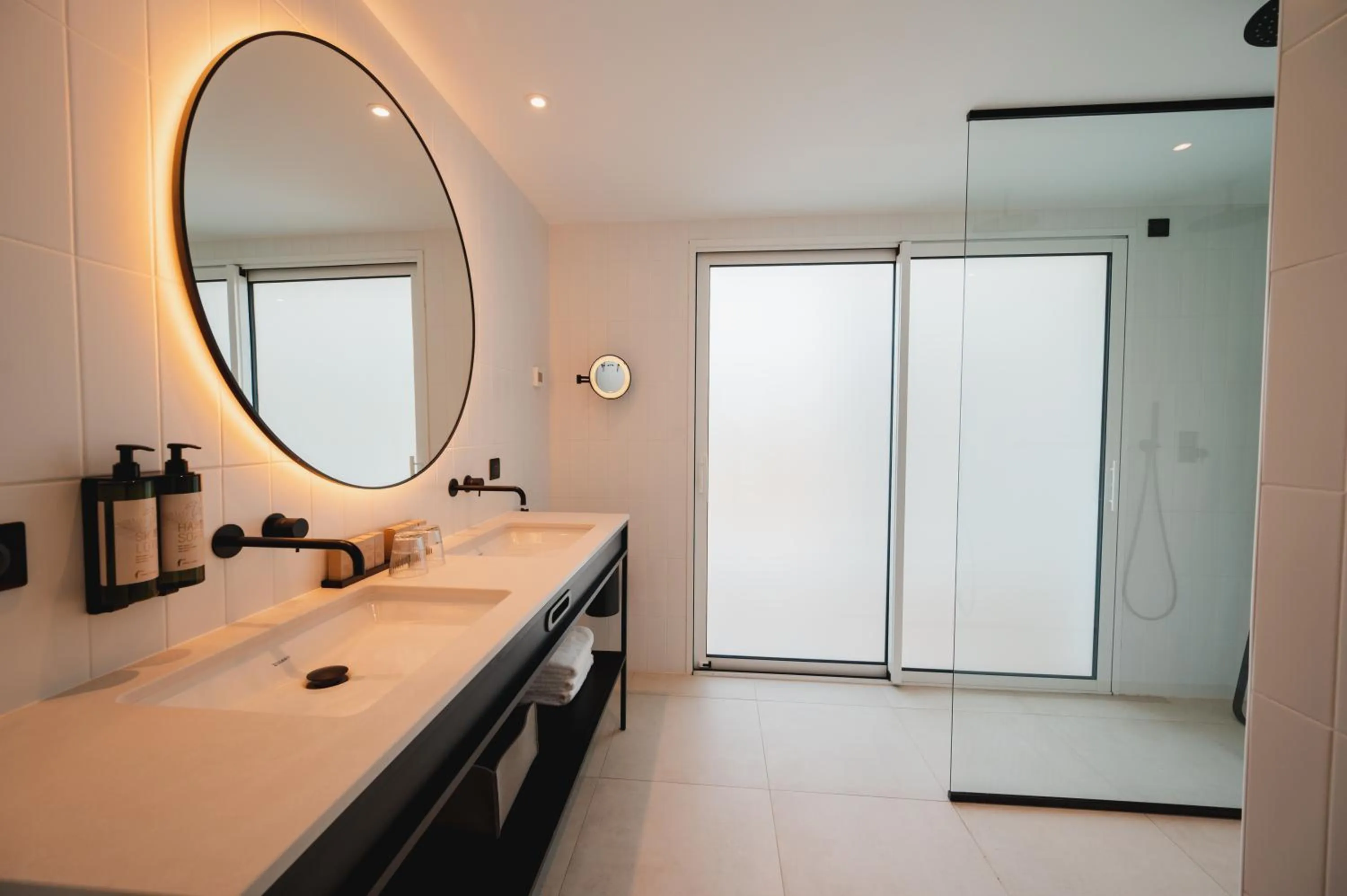 Bathroom, Bed in Van der Valk Hotel Bloom Saint Aygulf