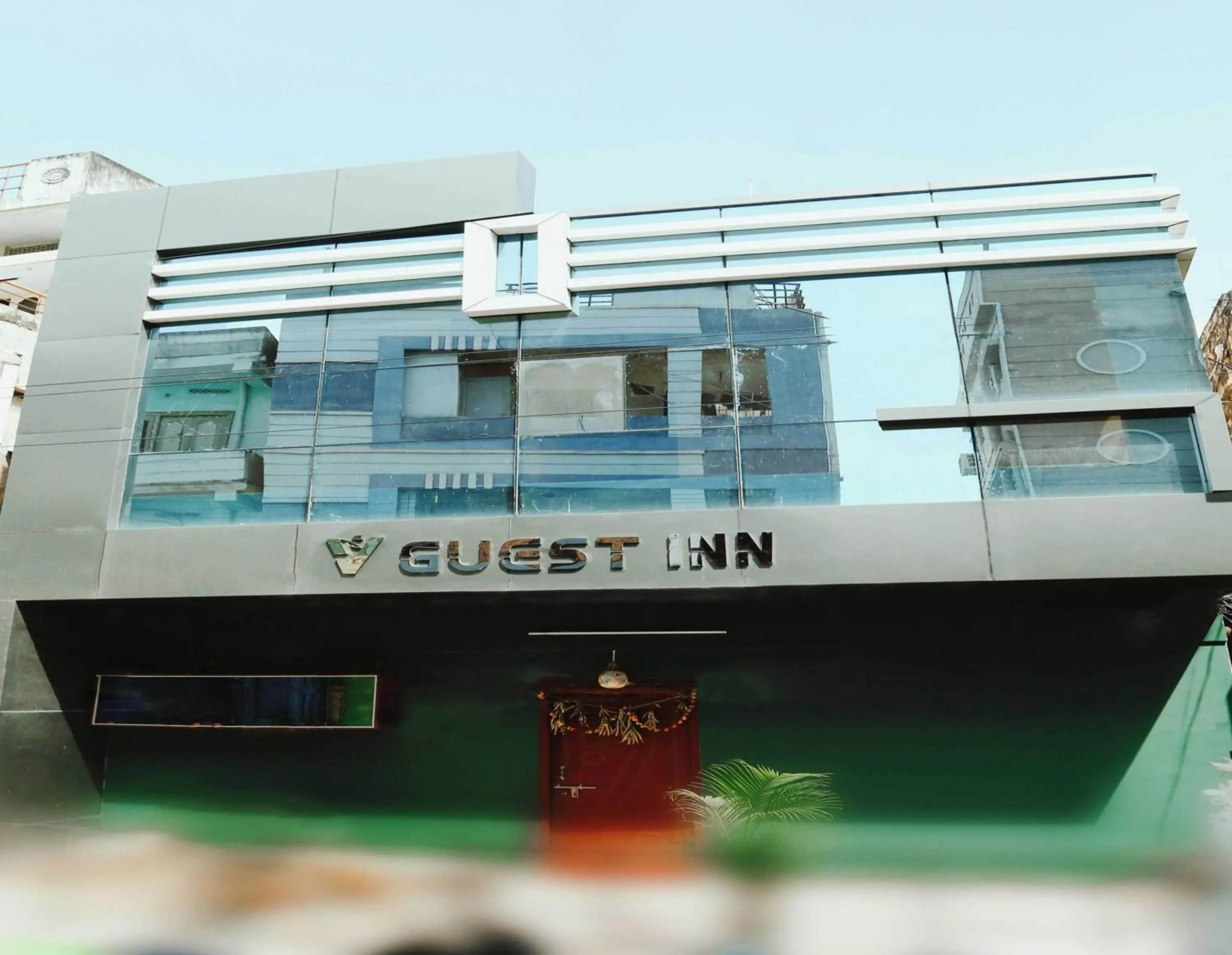 Facade/entrance in Spot On V GUST IN