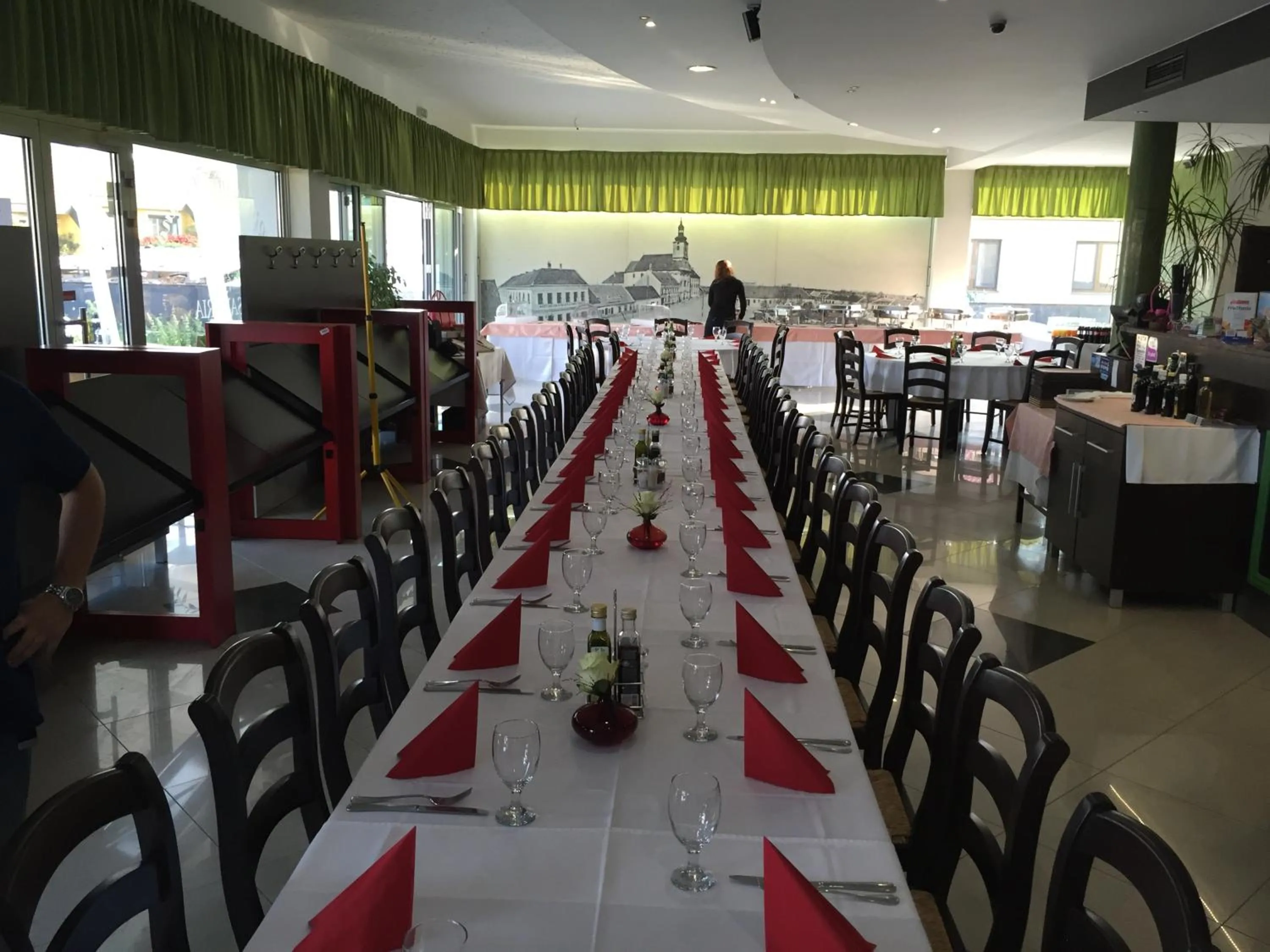 Restaurant/places to eat in Hotel Samaria