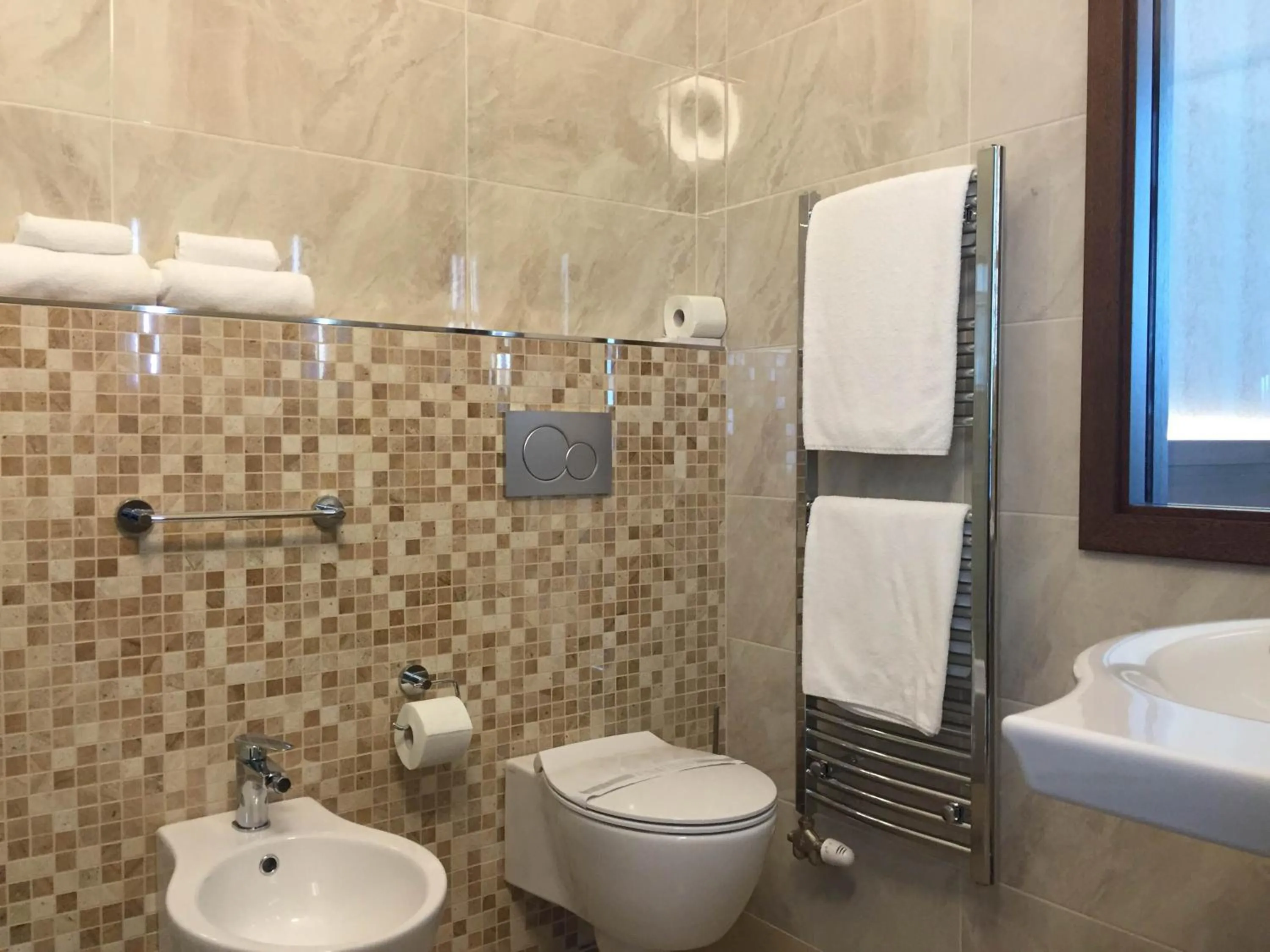 Shower in Hotel Samaria