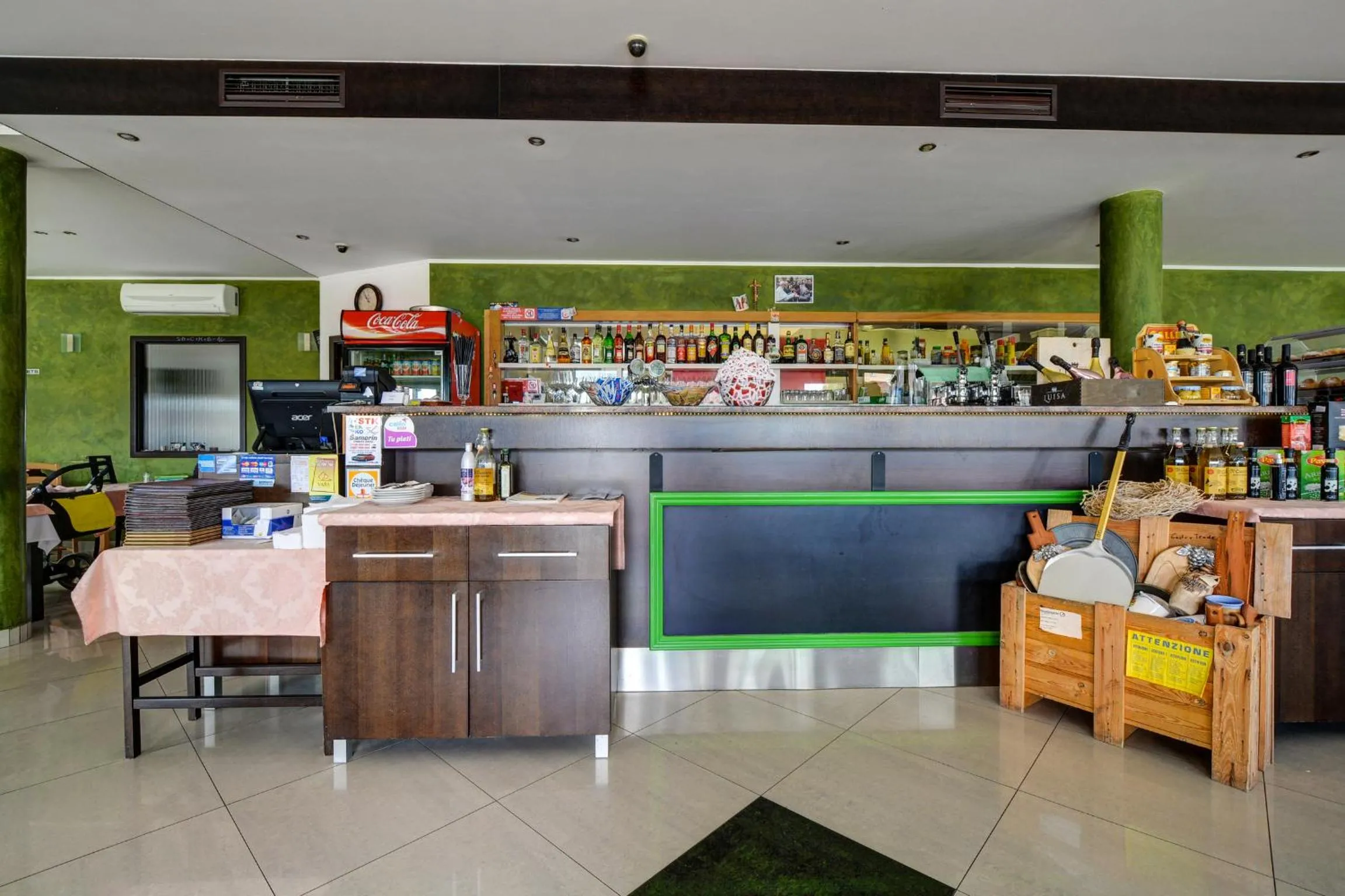 Restaurant/places to eat in Hotel Samaria