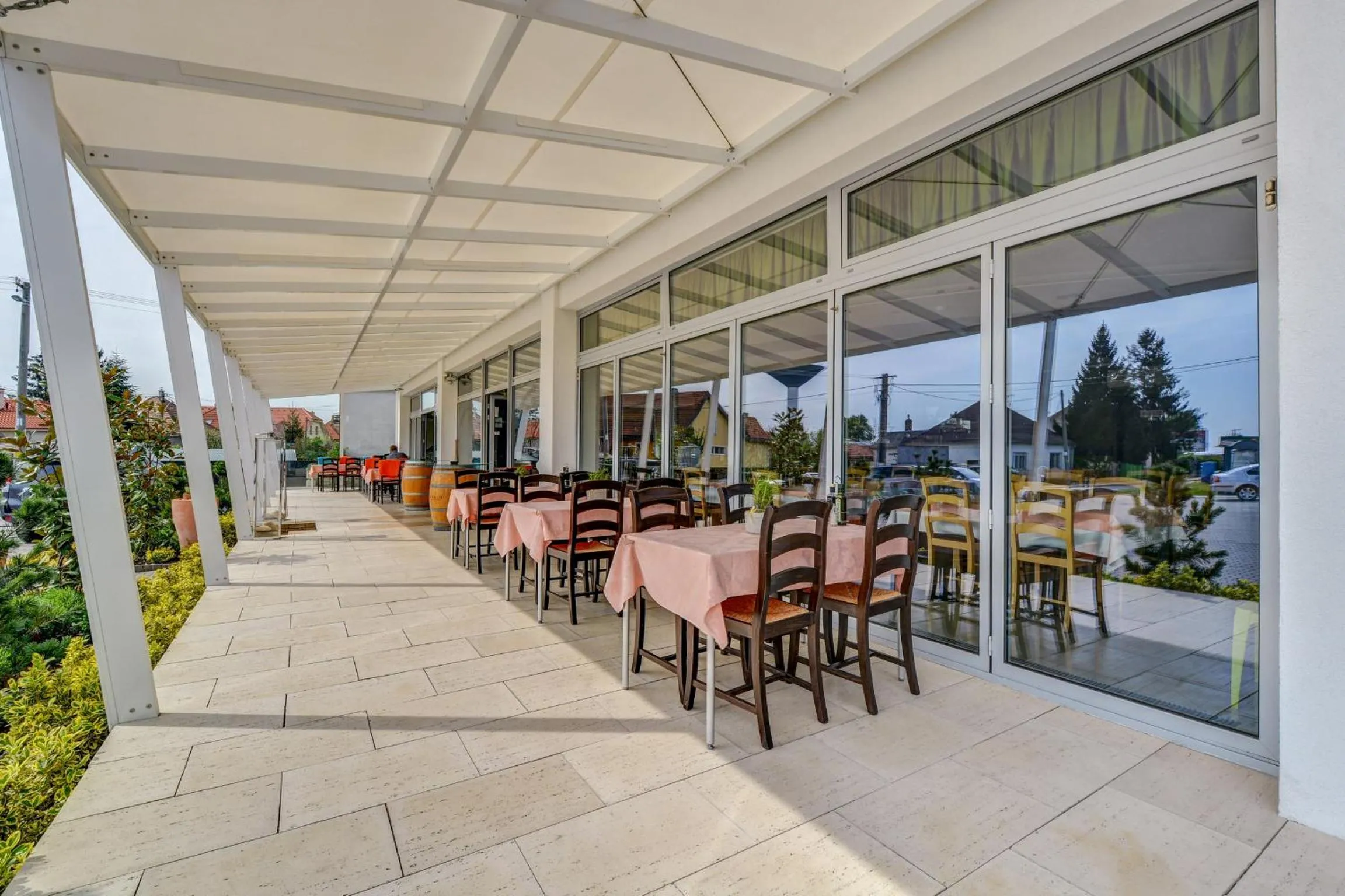 Restaurant/places to eat in Hotel Samaria