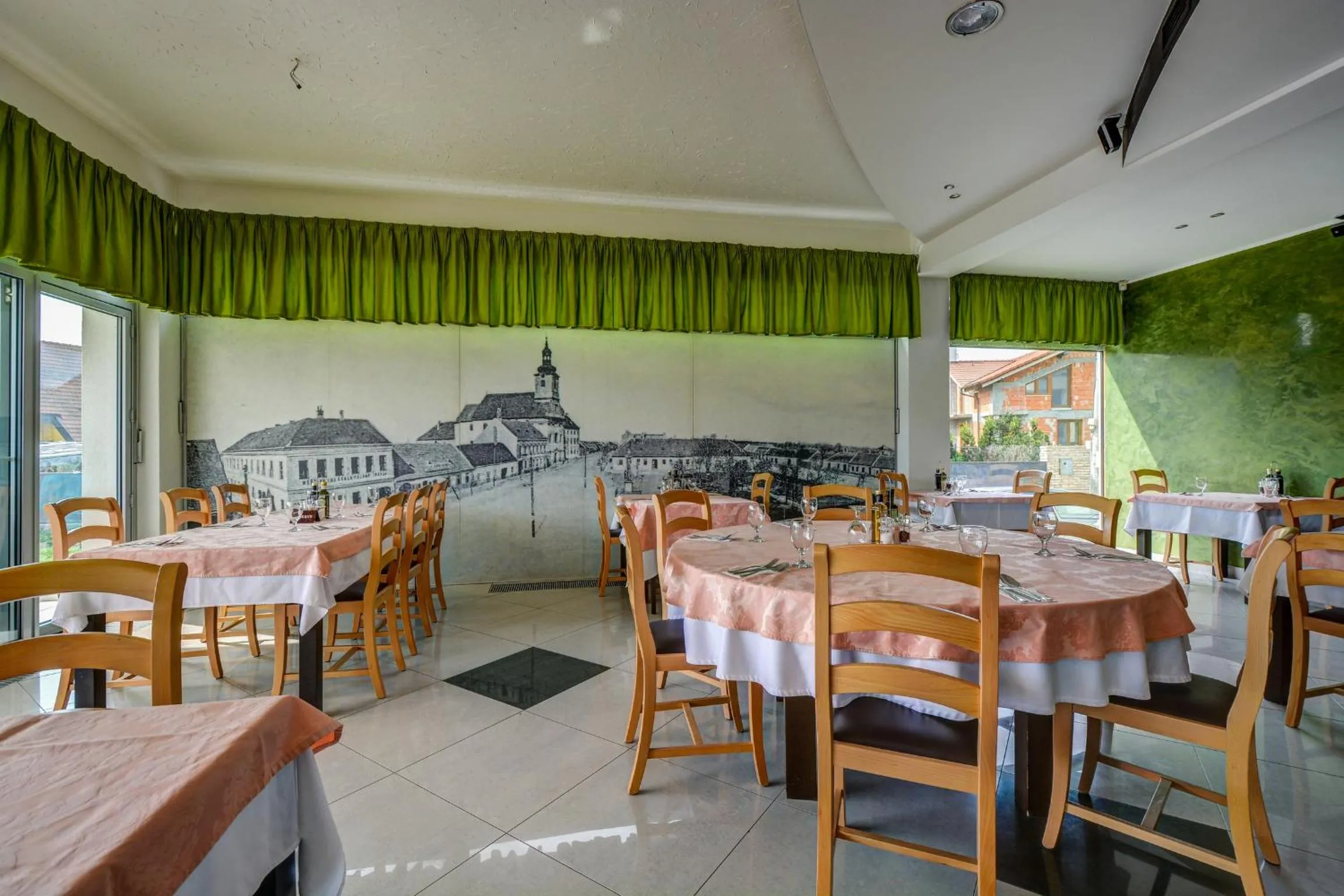 Restaurant/places to eat in Hotel Samaria