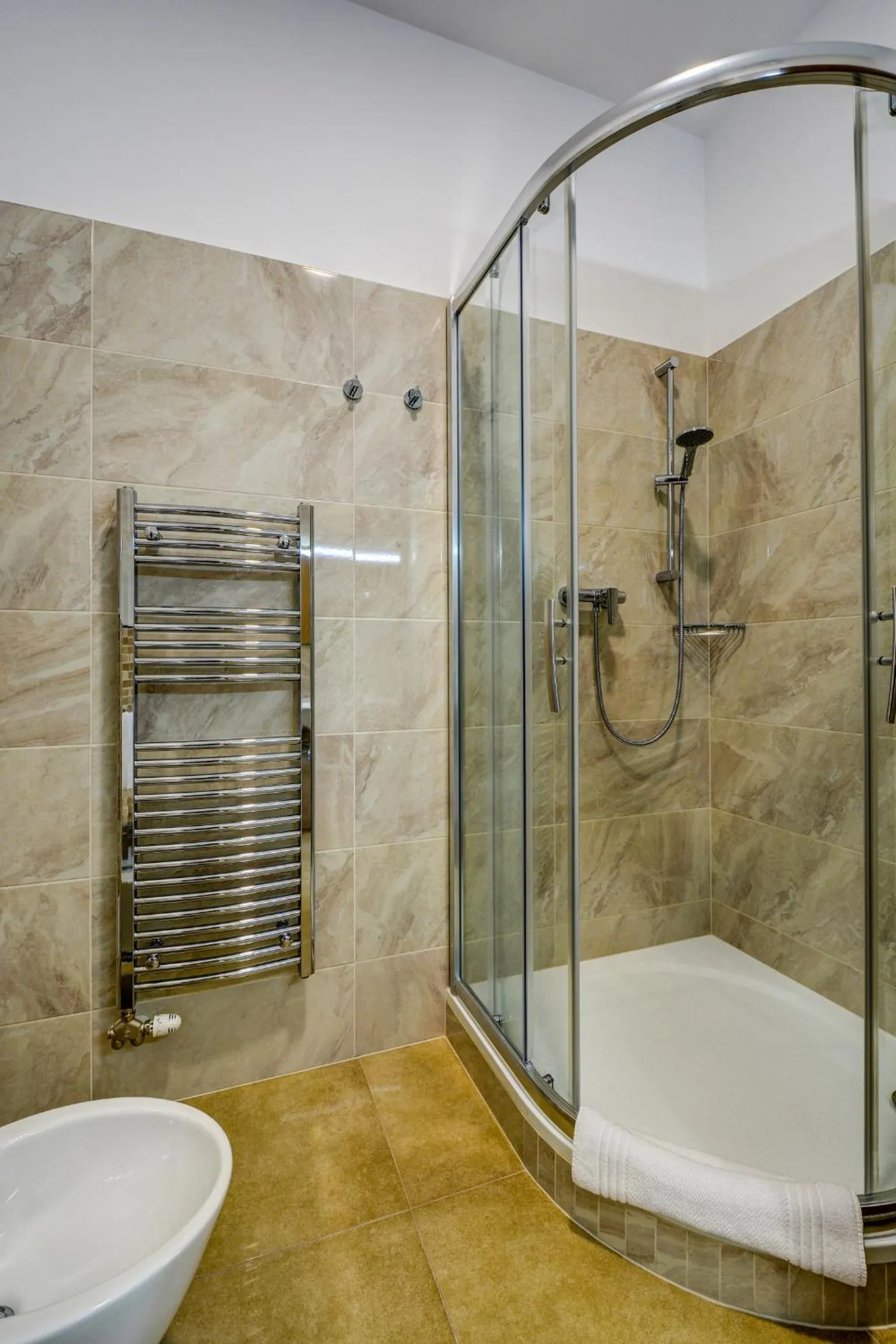 Shower in Hotel Samaria
