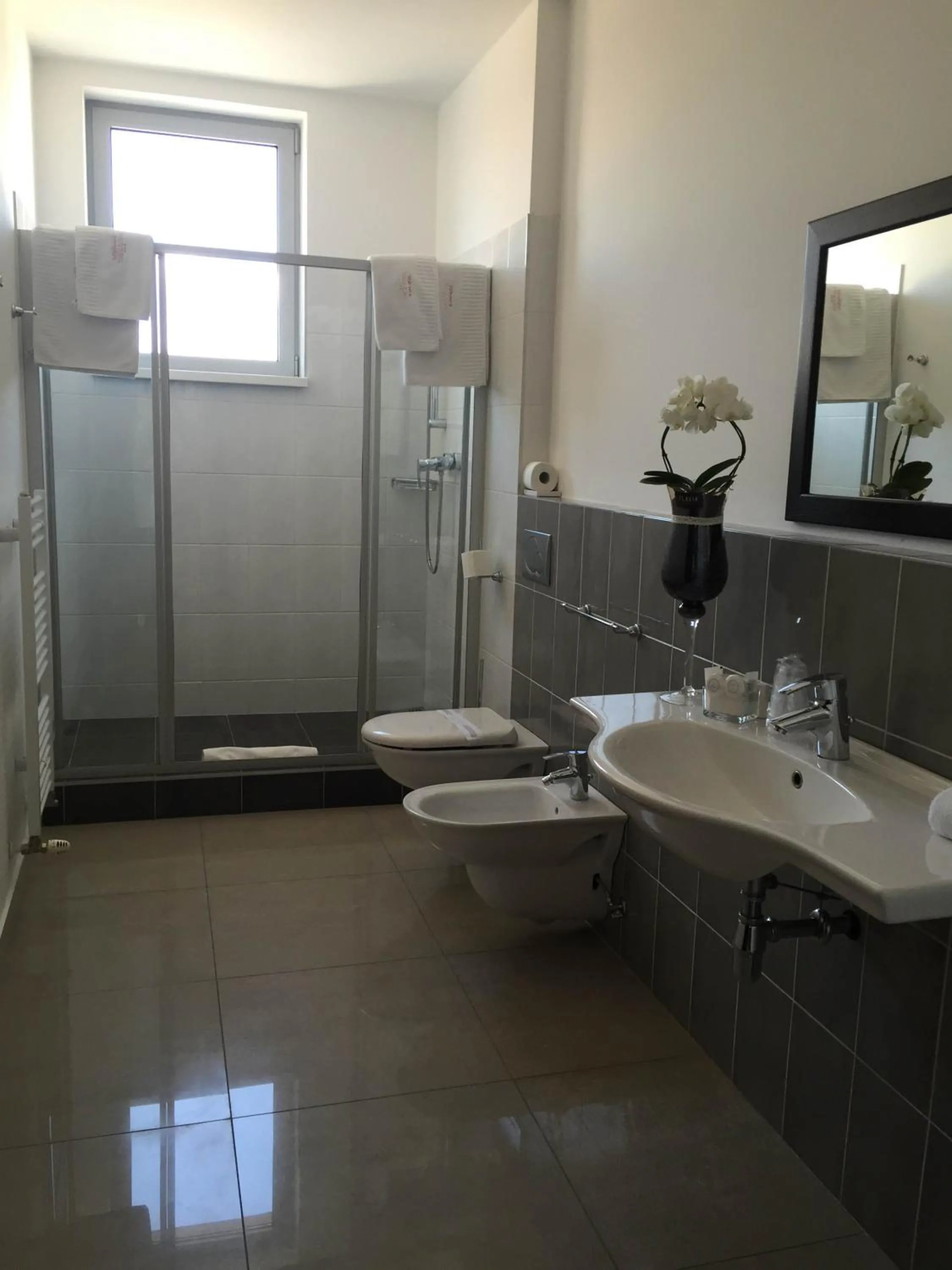 Shower in Hotel Samaria
