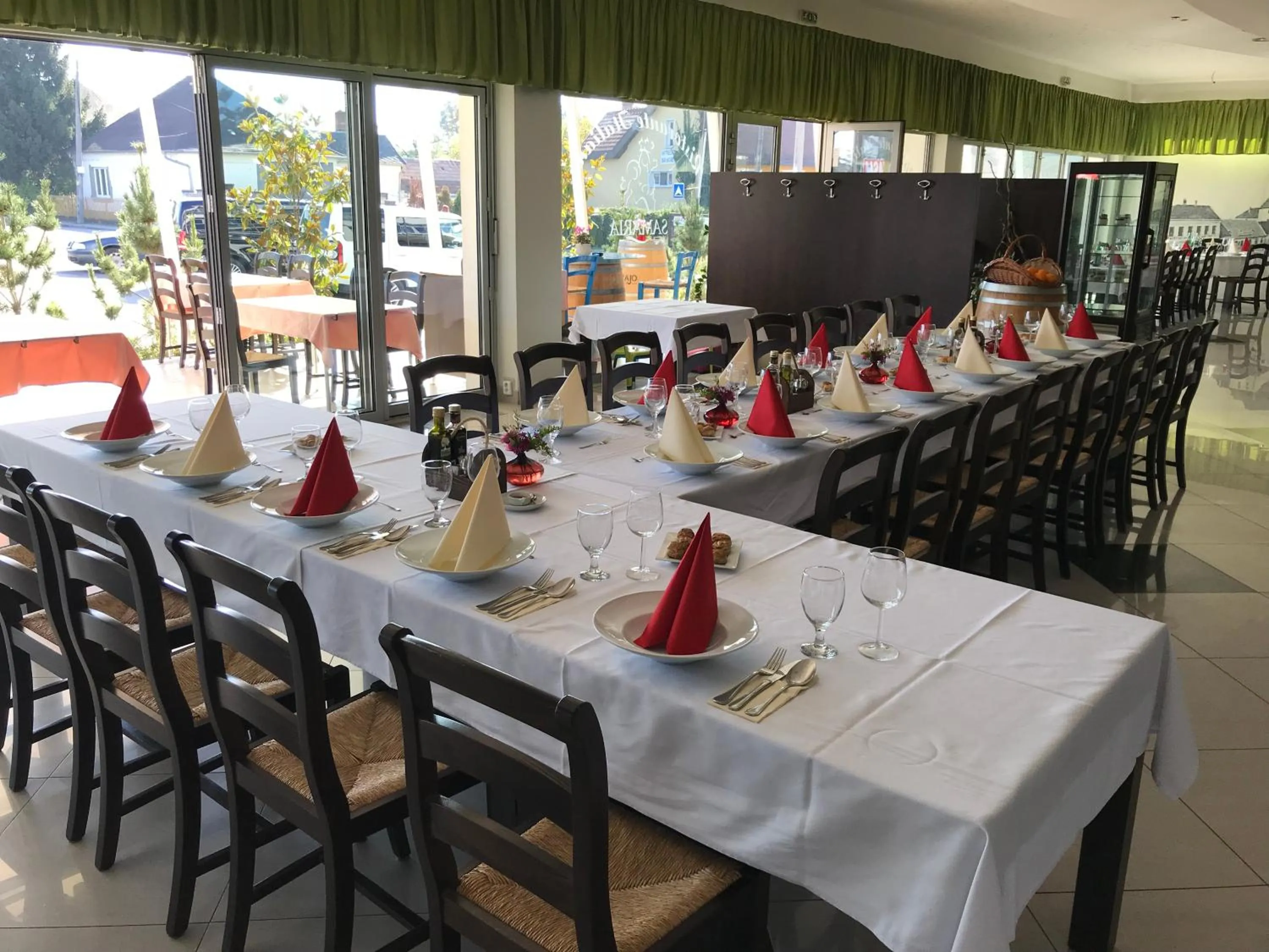 Restaurant/places to eat in Hotel Samaria