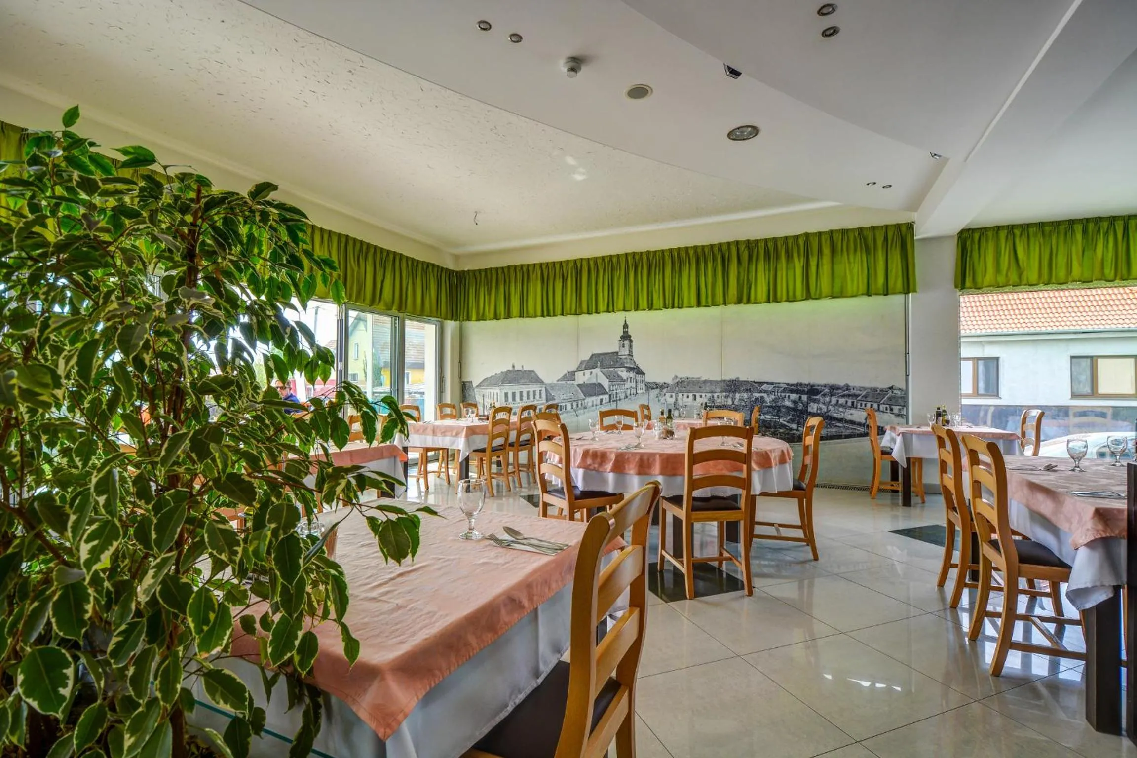 Restaurant/places to eat in Hotel Samaria