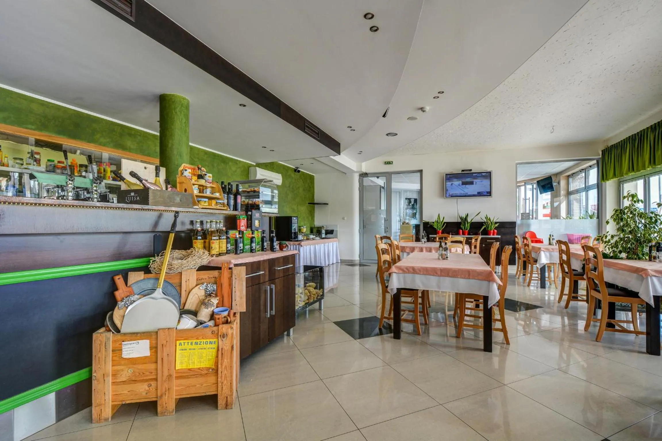 Restaurant/places to eat in Hotel Samaria